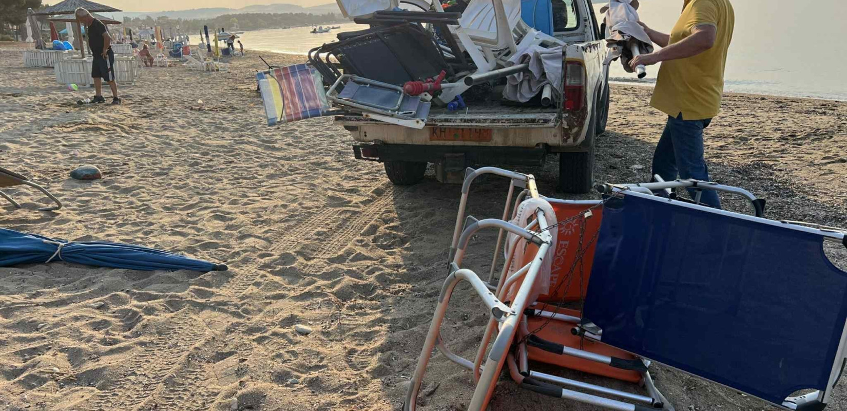 Ο Δήμος Πολυγύρου απομακρύνει ομπρέλες και ξαπλώστρες που είναι μόνιμα τοποθετημένες