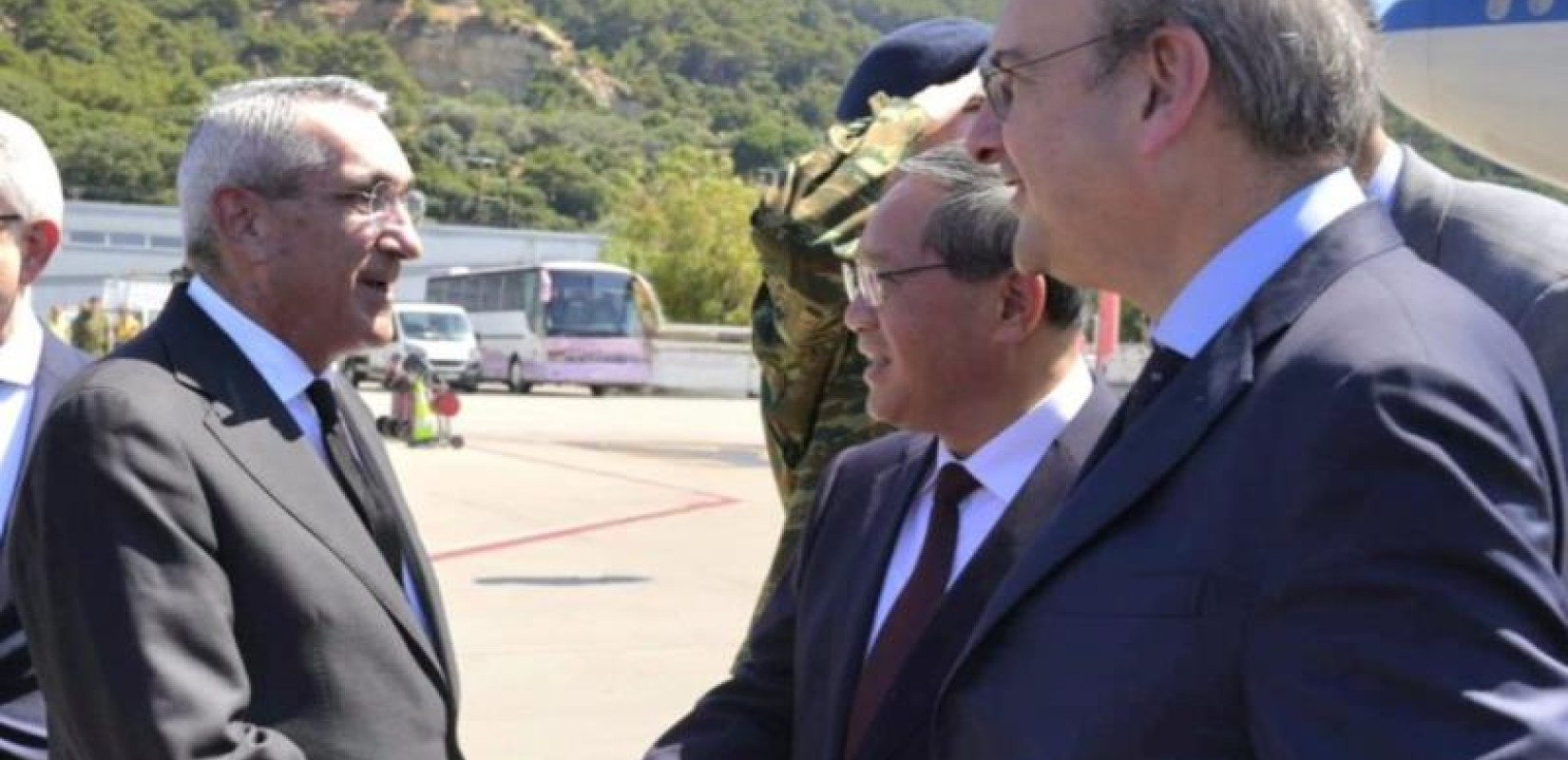 Στη Ρόδο ο Κινέζος πρωθυπουργός Λι Τσιάνγκ - Tον υποδέχτηκε ο Κ. Χατζηδάκης Στη Ρόδο ο Κινέζος πρωθυπουργός Λι Τσιάνγκ - Tον υποδέχτηκε ο Κ. Χατζηδάκης