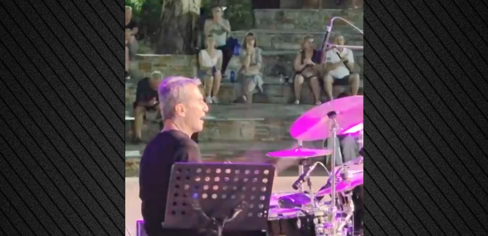 Ανδρέας Λοβέρδος: Έπαιξε ντραμς σε συναυλία στο Άλσος Περιστερίου (βίντεο)