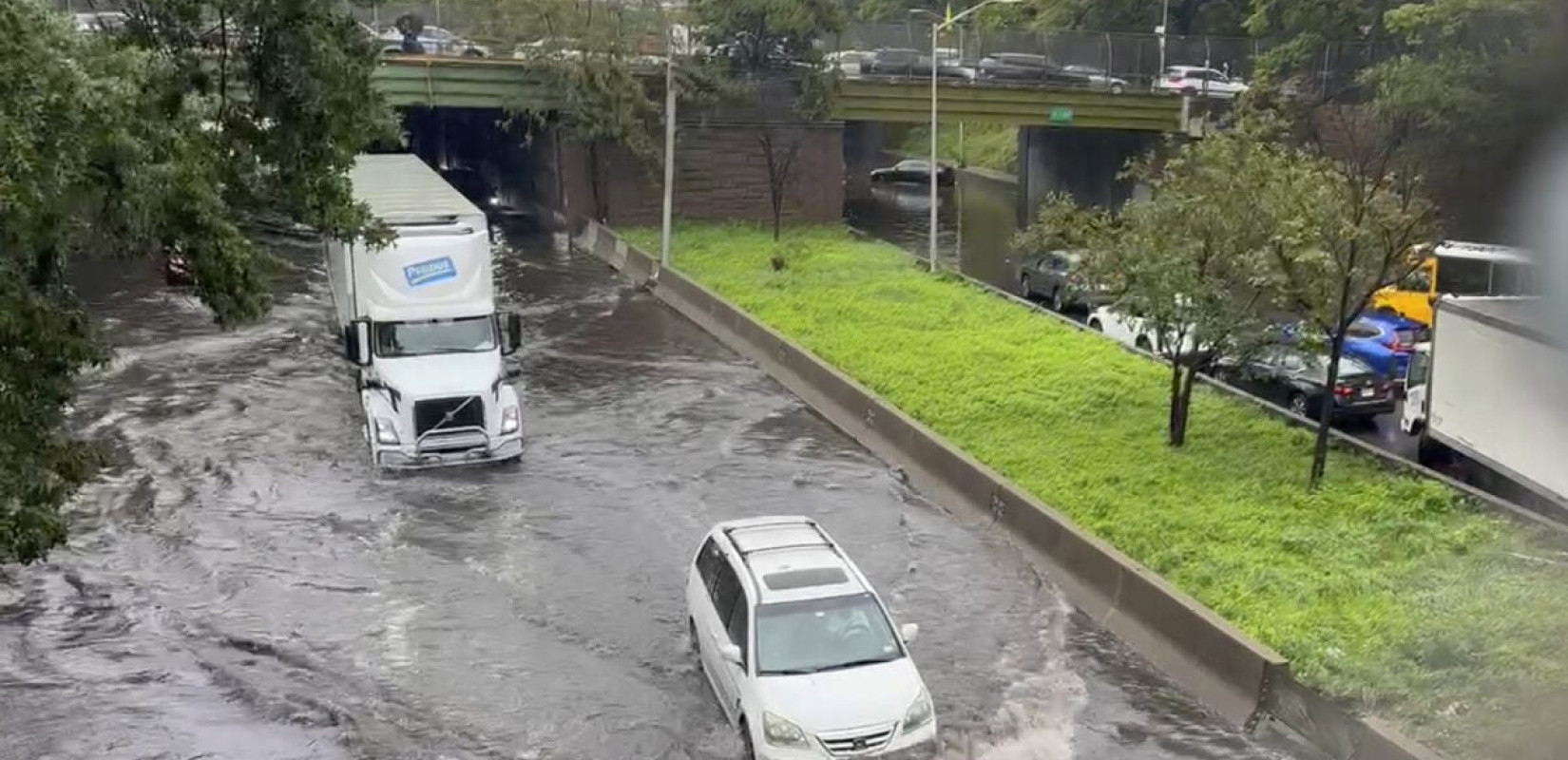 ΗΠΑ: Καταρρακτώδεις βροχές προκαλούν πλημμύρες στη Νέα Υόρκη και την πολιτεία του Νιου Τζέρσεϊ