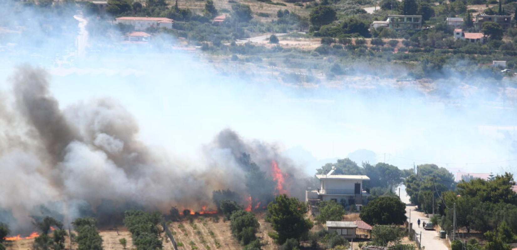 Aττική: Φωτιά στο Πικέρμι με κατεύθυνση τα Σπάτα - 112 για εκκένωση τριών οικισμών