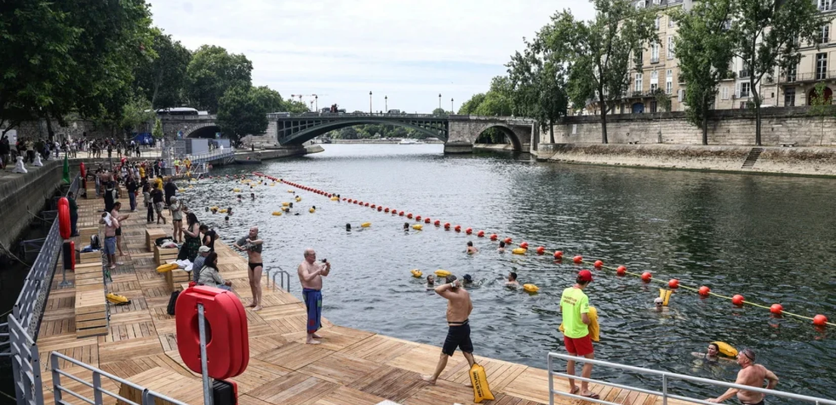 Παρίσι: Άνοιξε ο Σηκουάνας για δημόσιο κολύμπι για πρώτη φορά μετά από έναν αιώνα