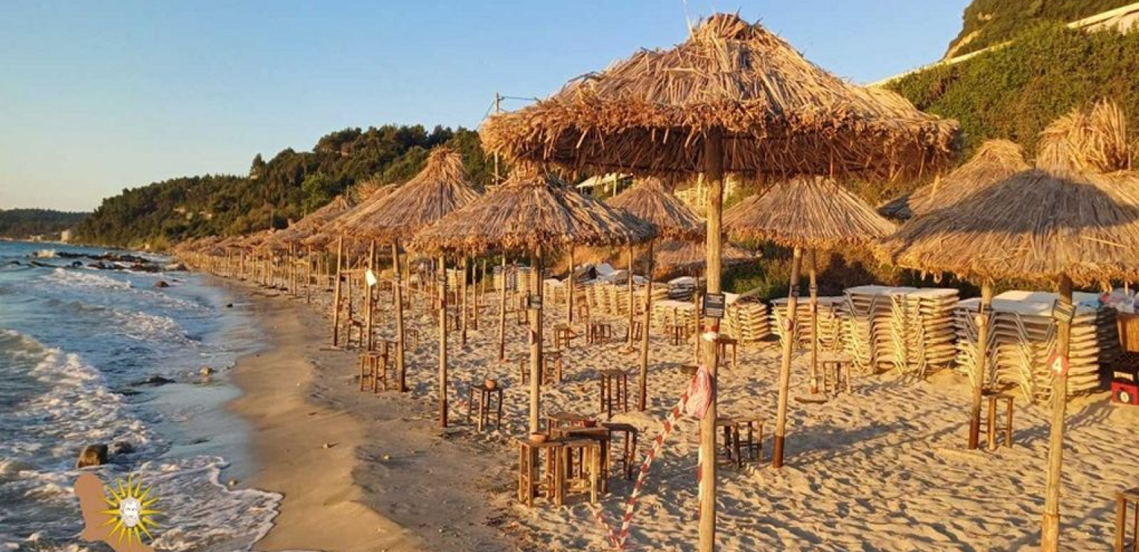 Χαλκιδική: Σχεδόν 1.000 ξαπλώστρες και ομπρέλες χωρίς άδεια στην παραλία της Αφύτου