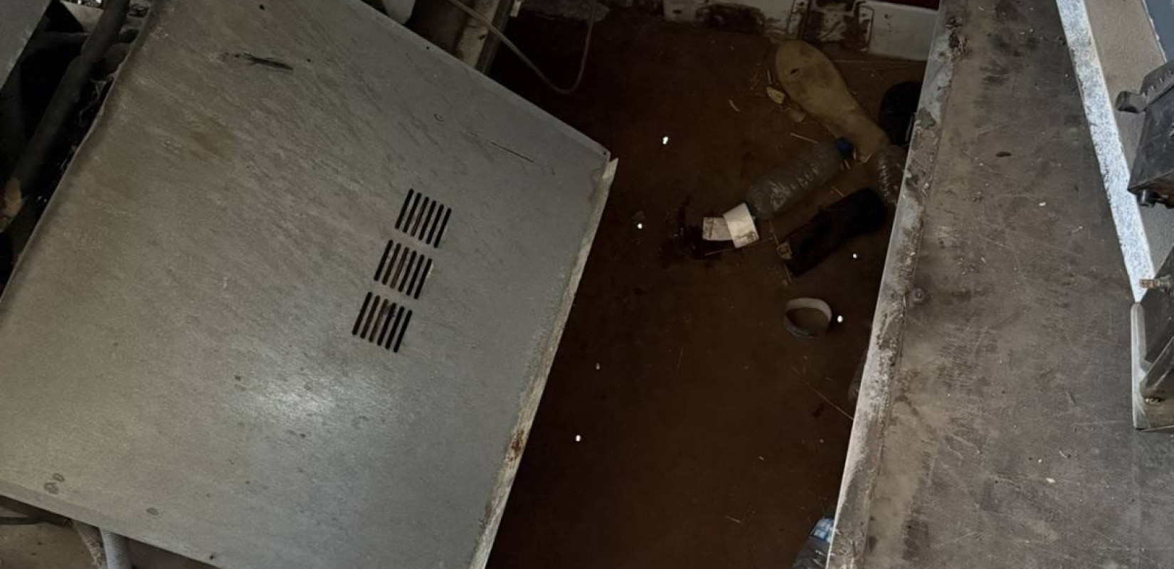 Θεσσαλονίκη: Έκρυβε 16 μετανάστες σε κρύπτες στο φορτηγό του - Δείτε φωτογραφίες