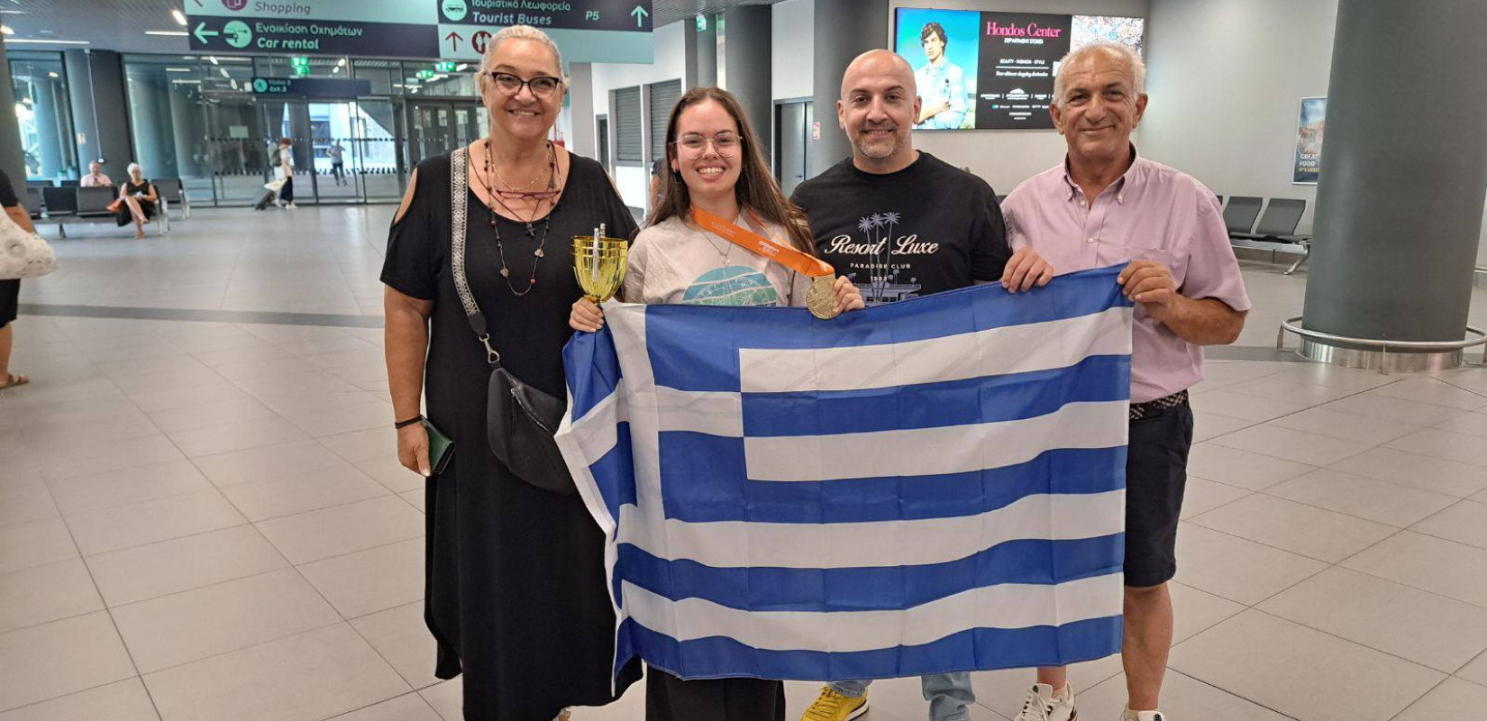 Στο αεροδρόμιο «Μακεδονία» έφτασε η Παγκόσμια Πρωταθλήτρια του Διαγωνισμού Microsoft Office Specialist, η μαθήτρια του 3ου Λυκείου Καλαμαριάς