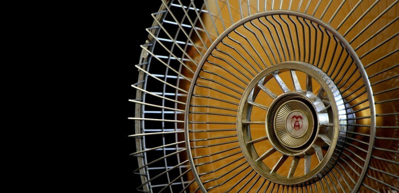 Καύσωνας χωρίς κλιματιστικό: Πρακτικές λύσεις με την χρήση μόνο ανεμιστήρα Καύσωνας χωρίς κλιματιστικό: Πρακτικές λύσεις με την χρήση μόνο ανεμιστήρα