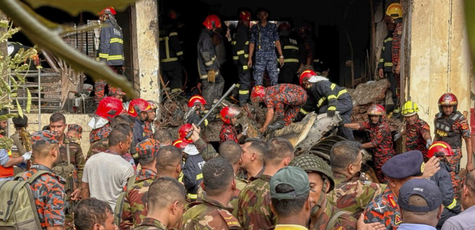 Μπανγκλαντές: Τουλάχιστον 27 νεκροί από την συντριβή στρατιωτικού αεροσκάφους σε σχολείο