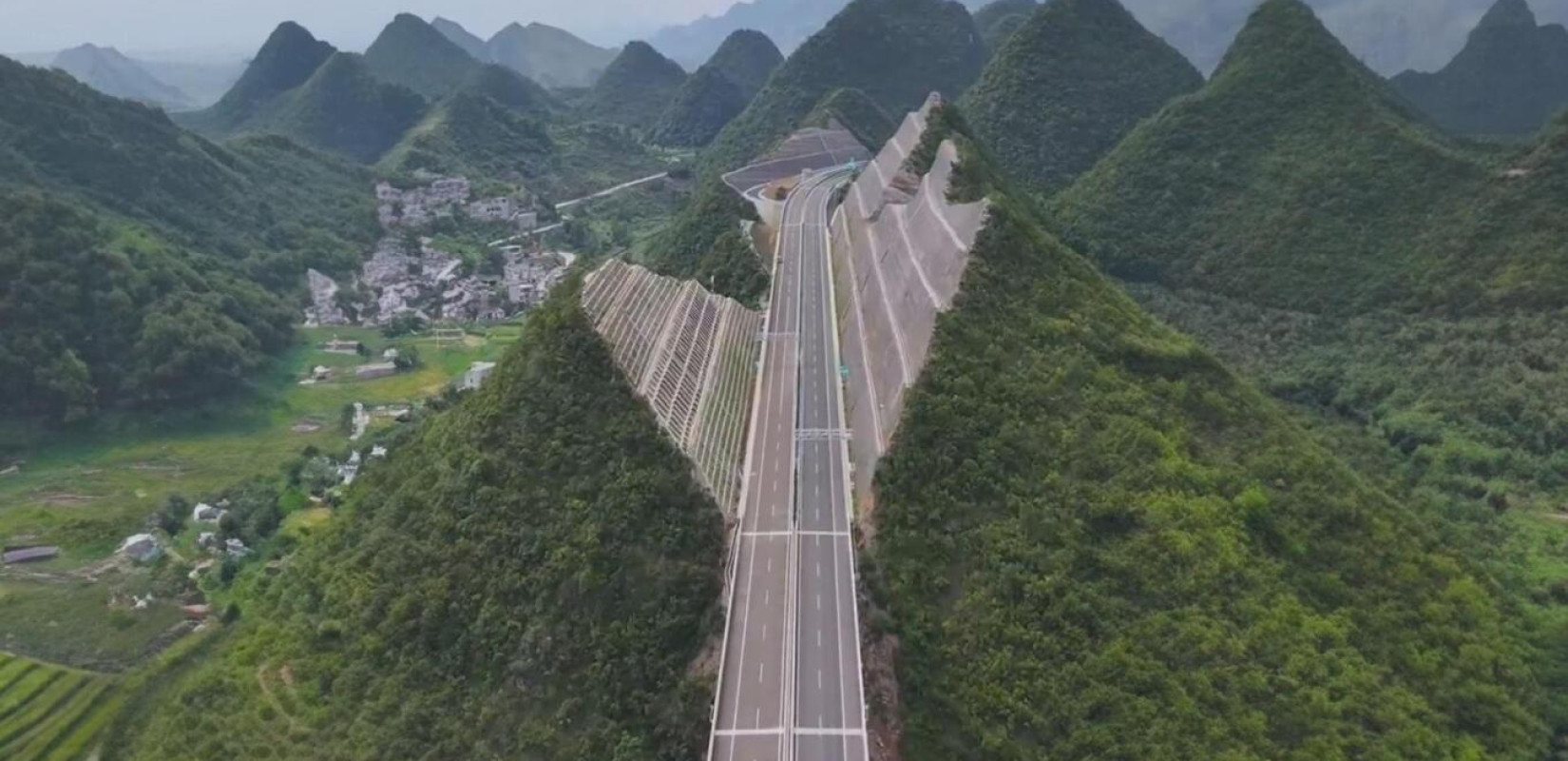 Η Κίνα κόβει βουνά στα δύο για να φτιάξει την ψηλότερη γέφυρα του κόσμου - Δείτε το εντυπωσιακό βίντεο