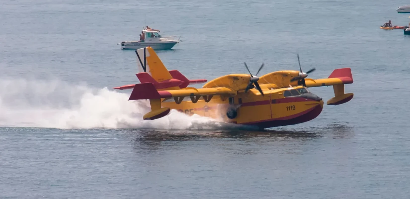 Αναγκαστική προσθαλάσσωση πυροσβεστικού αεροσκάφους στον Κορινθιακό - Δείτε βίντεο