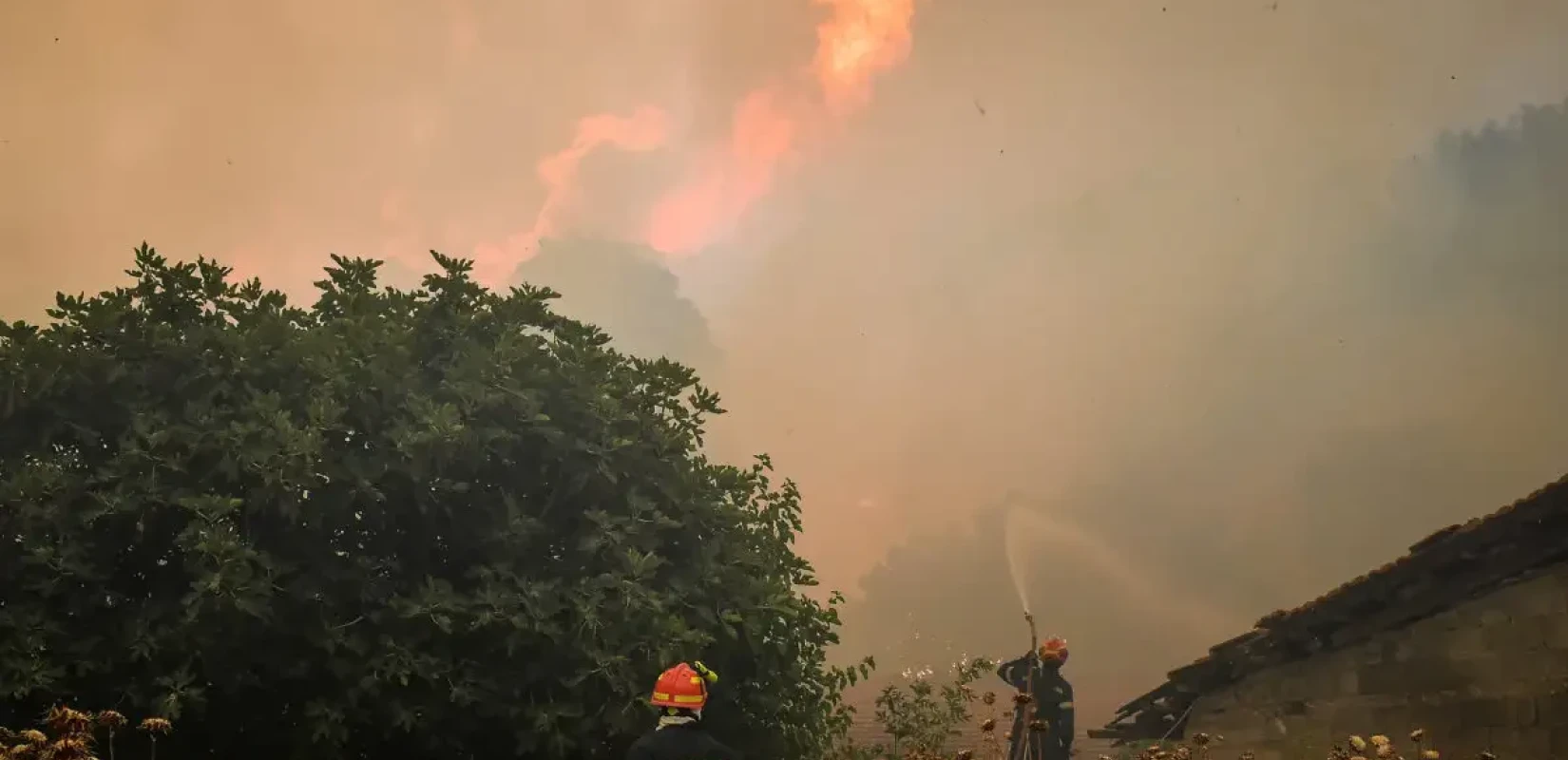 Κορινθία: Σε ύφεση η φωτιά στον Φενεό - Σηκώθηκαν ξανά τα εναέρια, δύο συλλήψεις για εμπρησμό (βίντεο)