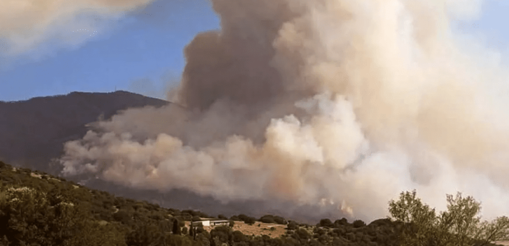 Φωτιά στον Φενεό: Nέα μεγάλη αναζωπύρωση - Ισχυρές οι δυνάμεις της Πυροσβεστικής