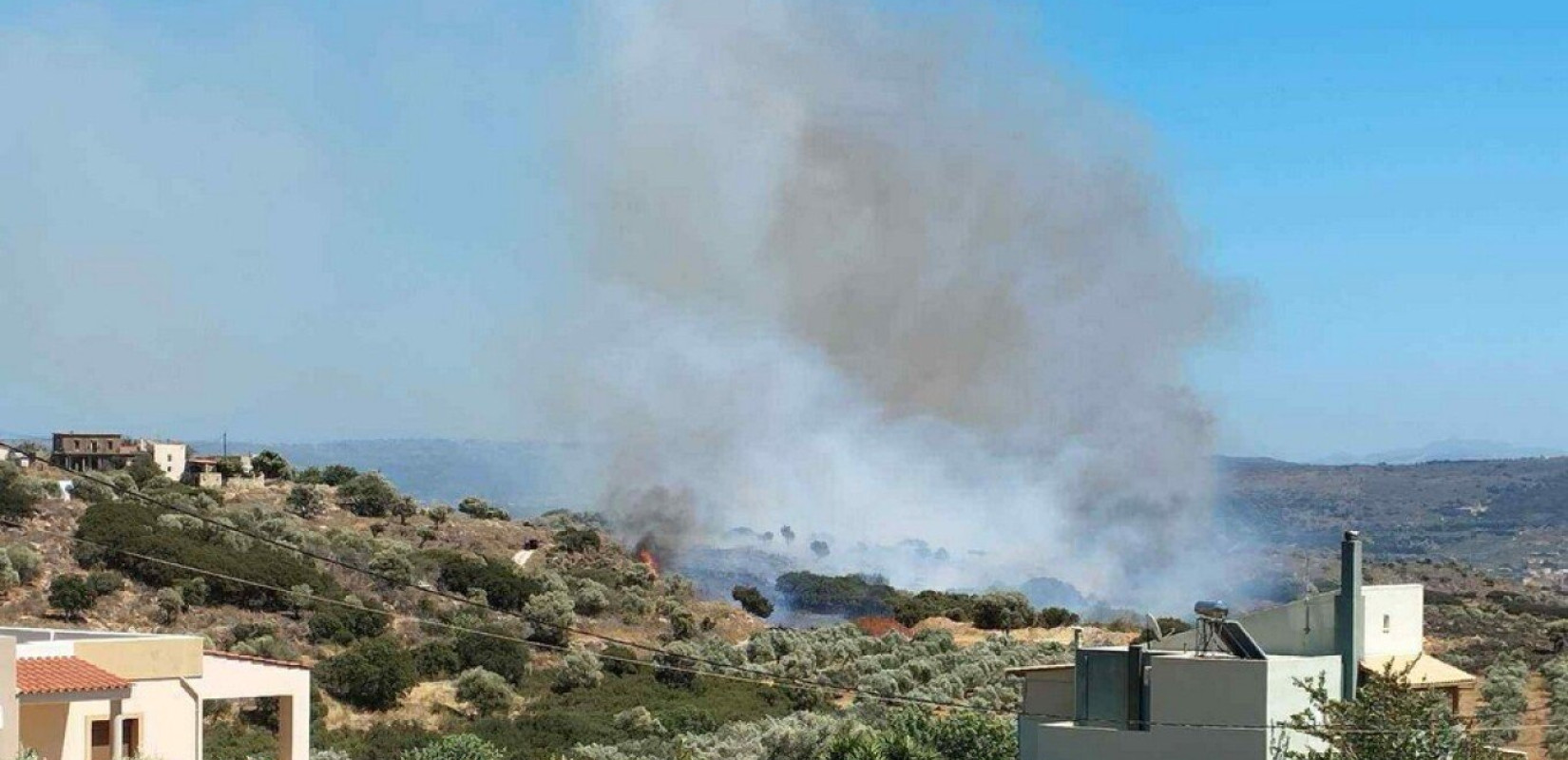 Φωτιά τώρα σε χαμηλή βλάστηση στα Μεγάλα Χωράφια Χανίων