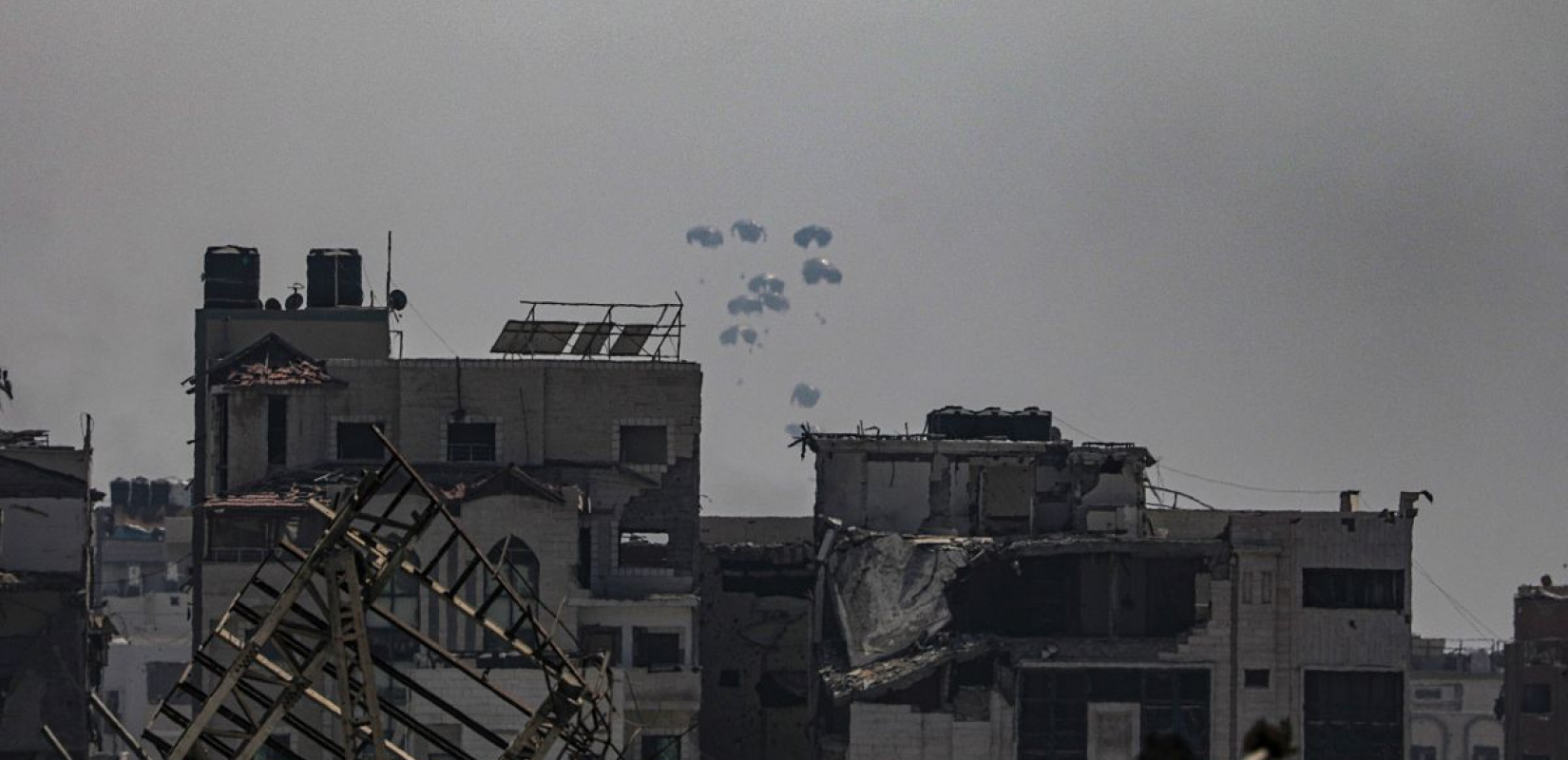 Ο ισραηλινός στρατός χτύπησε πολυώροφο κτίριο στο νοτιοδυτικό τμήμα της πόλης της Γάζας (βίντεο)