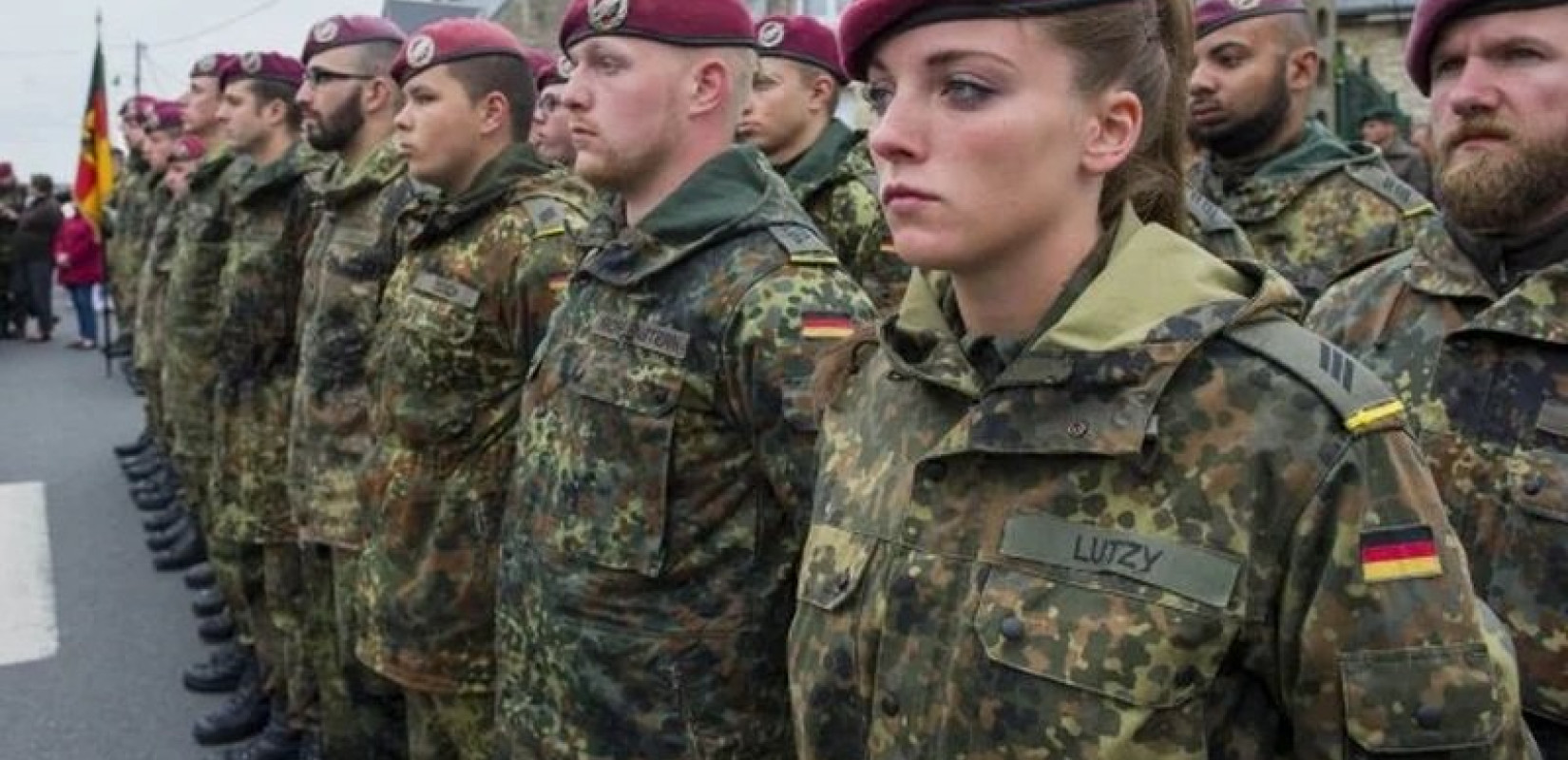 Γερμανία - Ο ηγέτης της αριστεράς συμβουλεύει: «Καπνίστε μαριχουάνα πριν παρουσιαστείτε για να αποφύγετε τη θητεία»