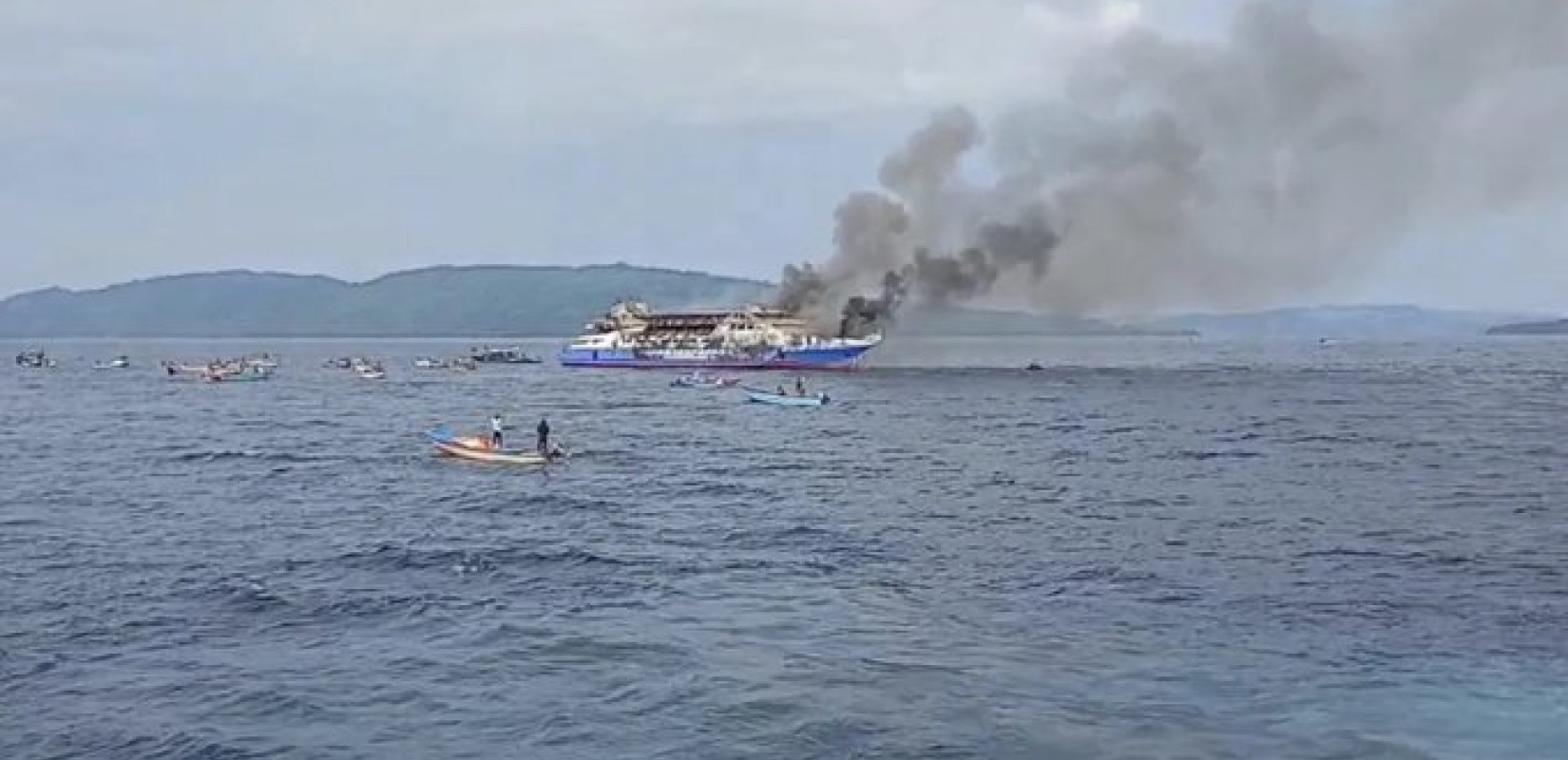 Ινδονησία: Τρεις νεκροί από μεγάλη πυρκαγιά σε φέρι - Πάνω από 500 οι διασωθέντες (βίντεο)