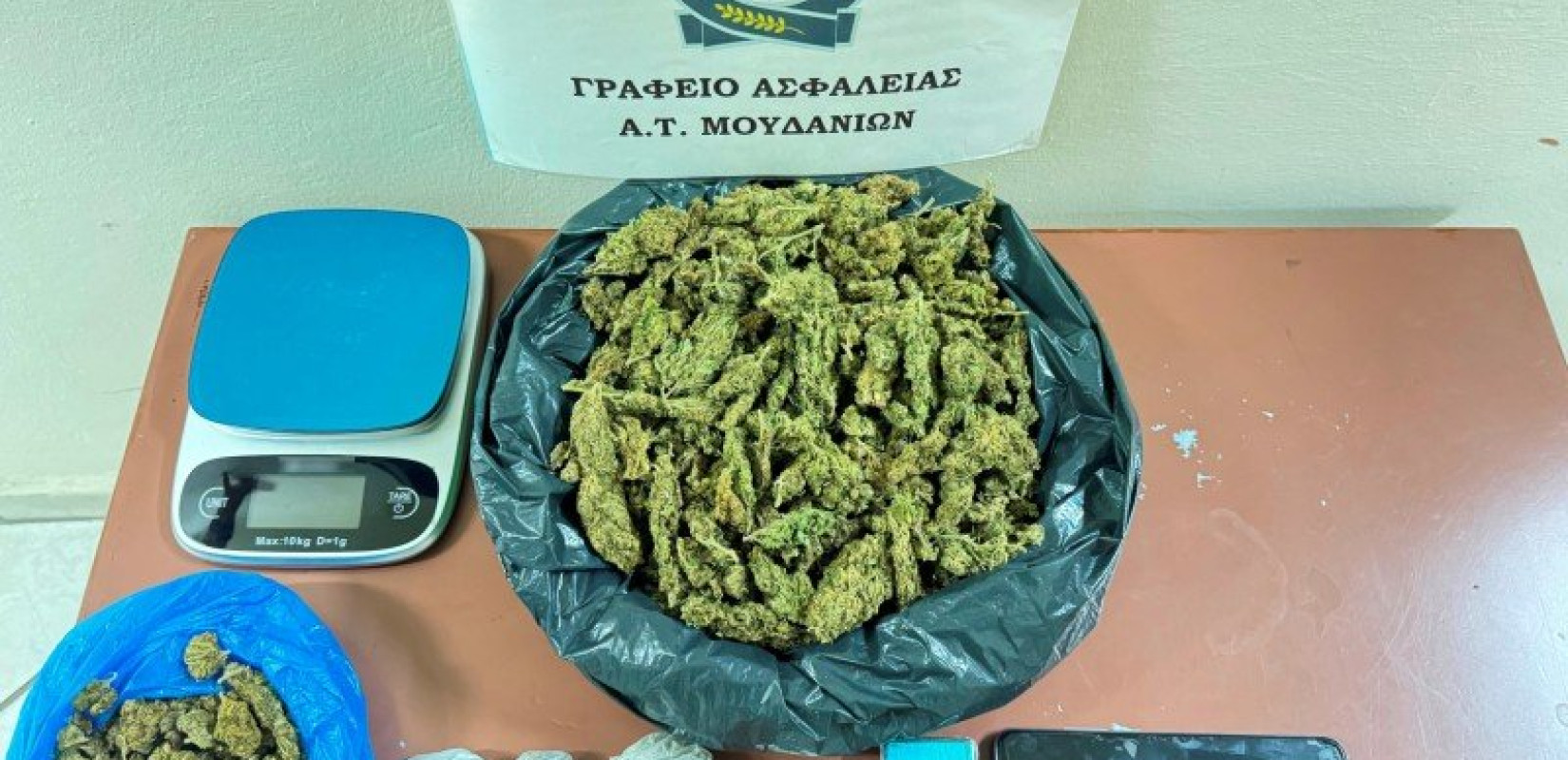 Ο ένας καλλιεργούσε «μπαξέ» κάνναβης και ο άλλος είχε… στοκ στο ντουλάπι