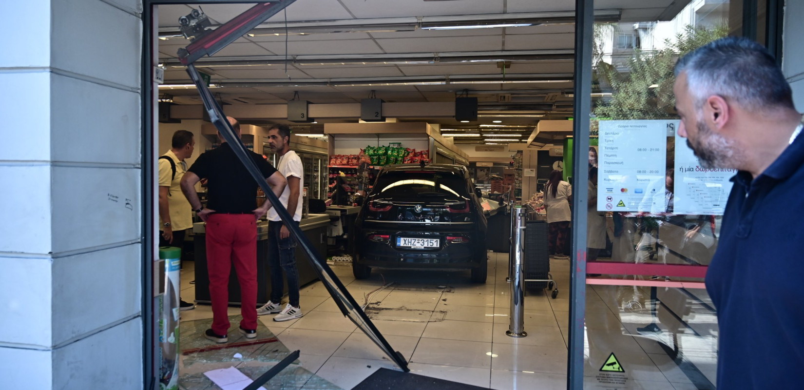 Νίκαια: Αυτοκίνητο έπεσε σε σούπερ μάρκετ - Τρεις τραυματίες, ανάμεσά τους δύο παιδιά