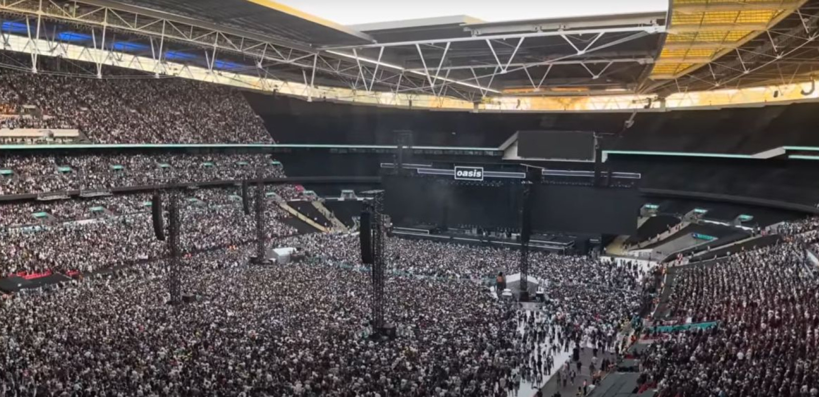 Oasis: Άνδρας σκοτώθηκε από πτώση στο Γουέμπλεϊ κατά τη διάρκεια της συναυλίας τους