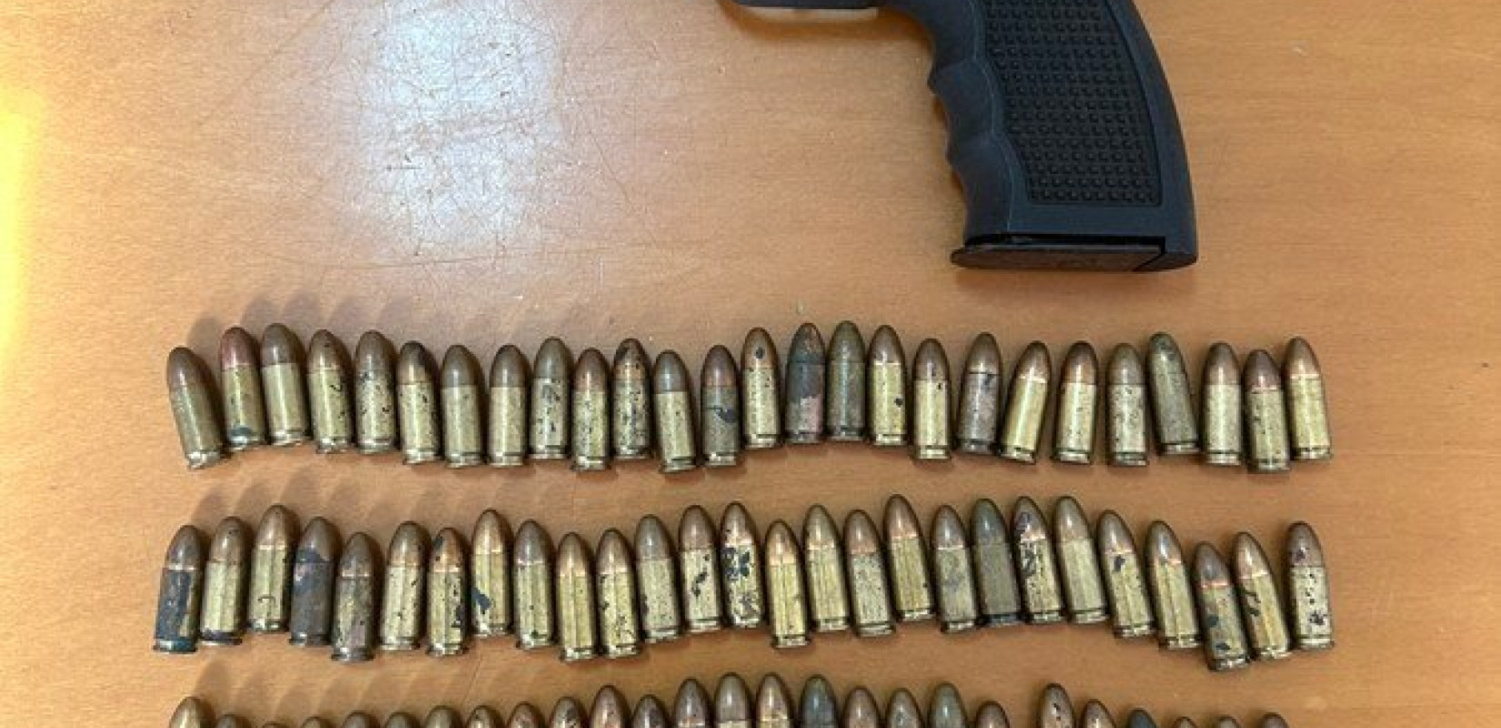 Θεσσαλονίκη: «Κυκλοφορούσε» με πιστόλι και σακούλα με 104 φυσίγγια