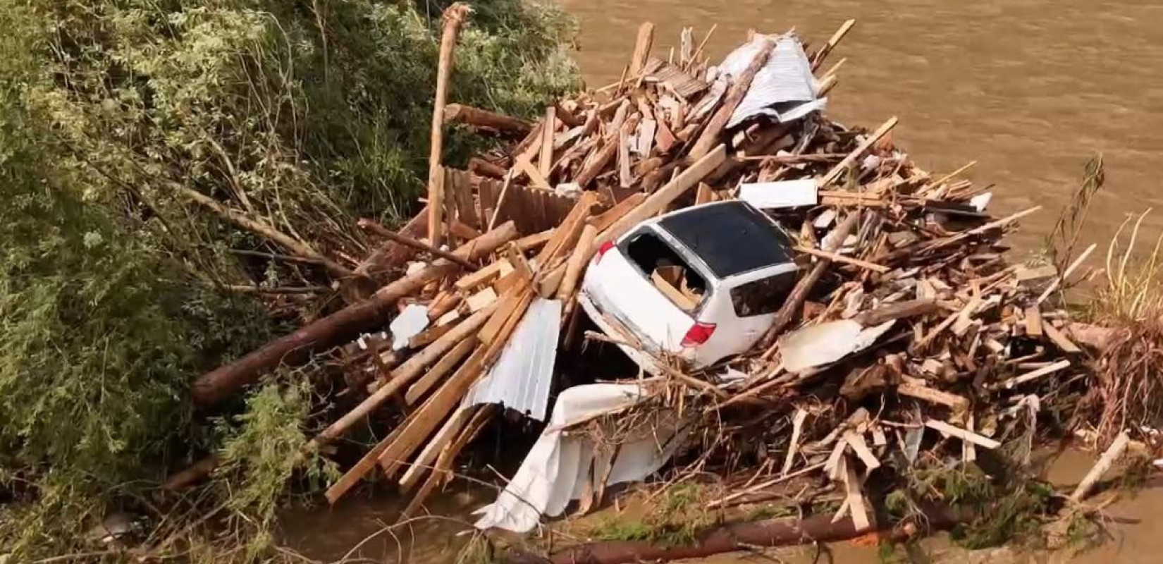 Ρουμανία: 3 ηλικιωμένοι πέθαναν από τις πλημμύρες που έπληξαν τη χώρα (βίντεο)