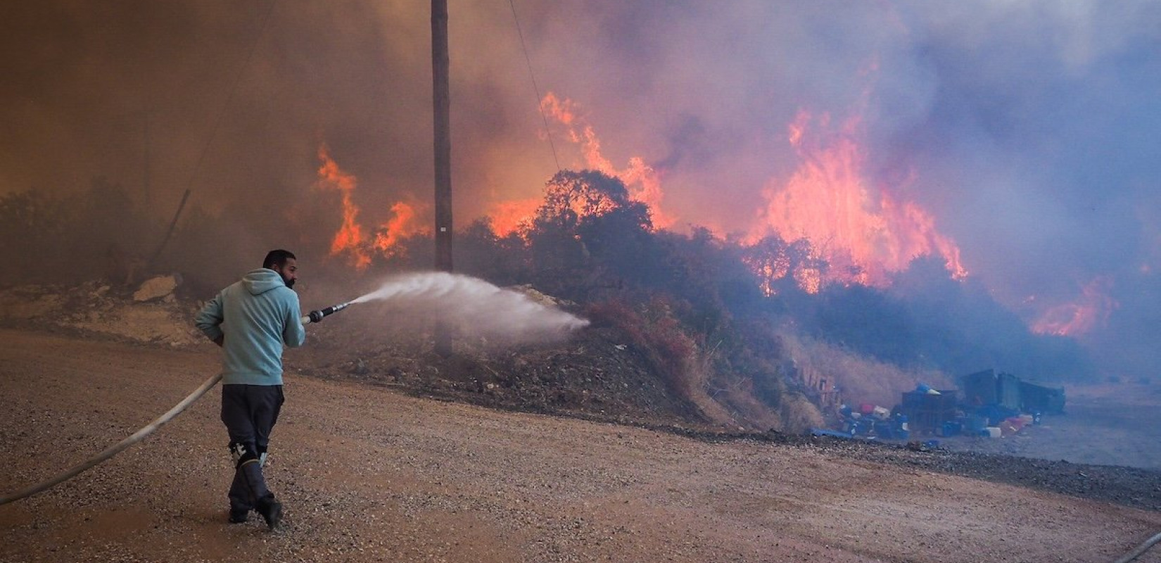 Εύβοια: Εκτός ελέγχου η φωτιά στην Εύβοια - Εκκενώνονται οικισμοί, καίγονται γραμμές της ΔΕΗ