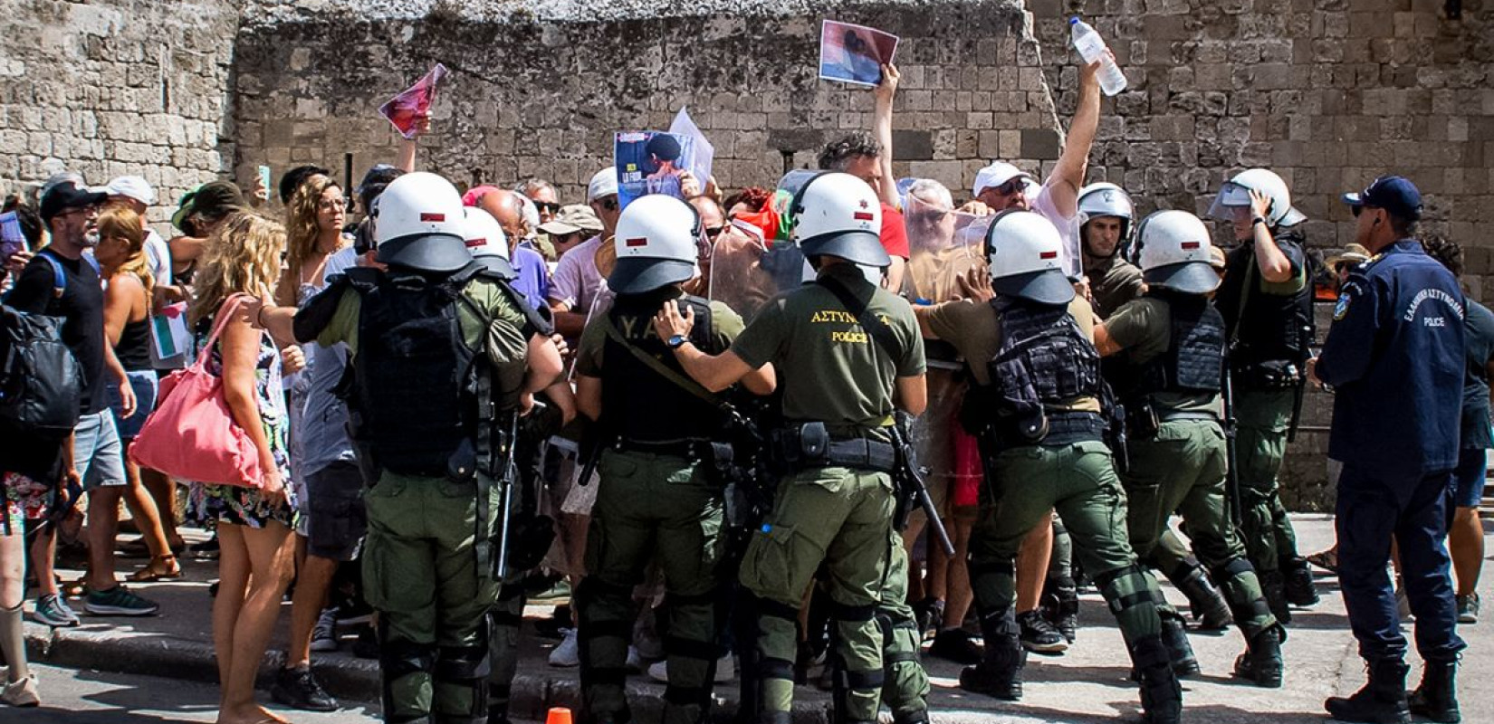 Η ανακοίνωση της ΕΛΑΣ για τα επεισόδια και τις συλλήψεις στο λιμάνι της Ρόδου