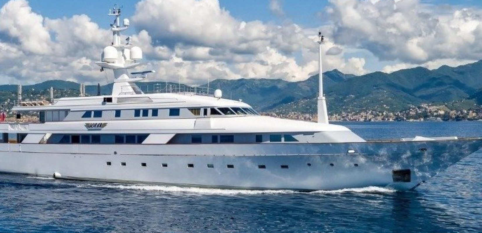 Χαλκιδική: Προσαραγμένη και με ρήγμα πέντε μέτρων παραμένει η θαλαμηγός στο ακρωτήρι Αγίου Νικολάου