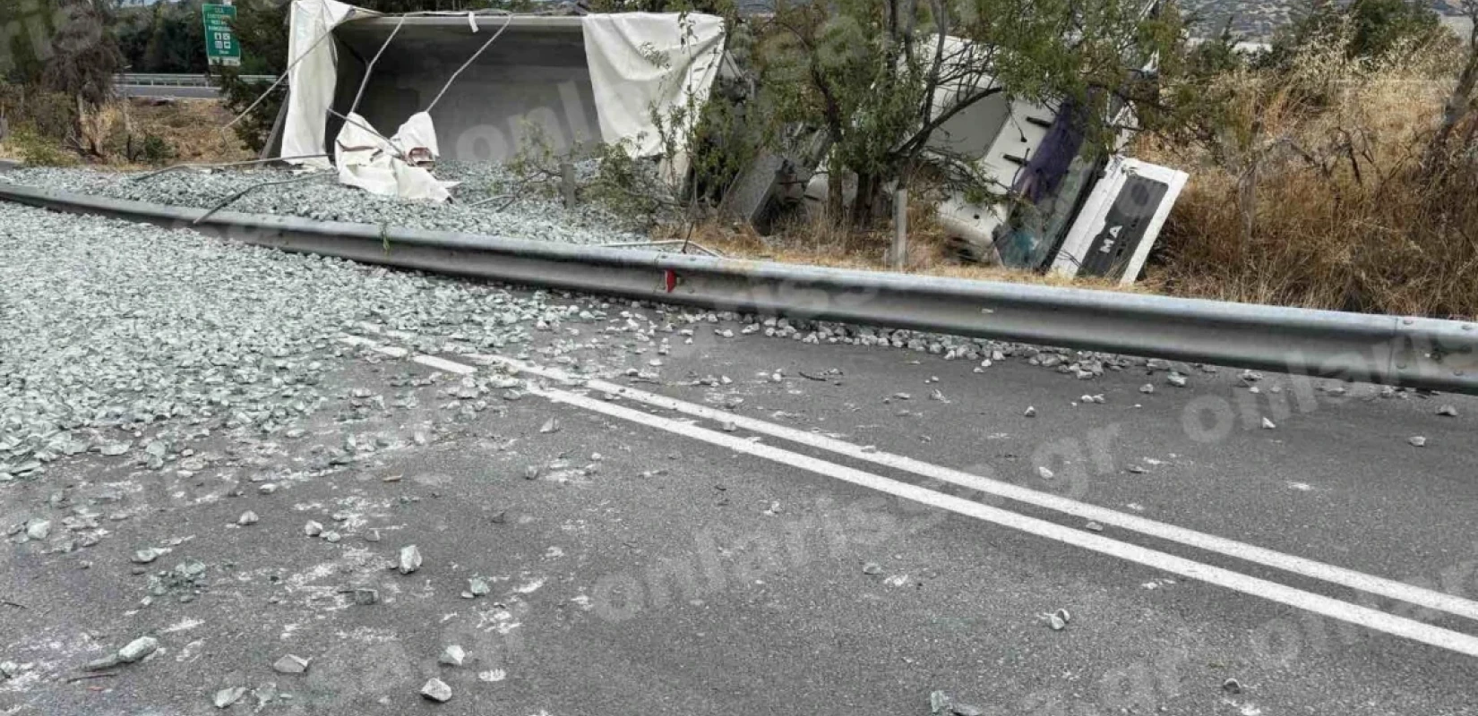 Λάρισα: Νταλίκα εξετράπη της πορείας της και προσγειώθηκε στον παράδρομο της εθνικής οδού - Δεν υπήρξαν τραυματίες