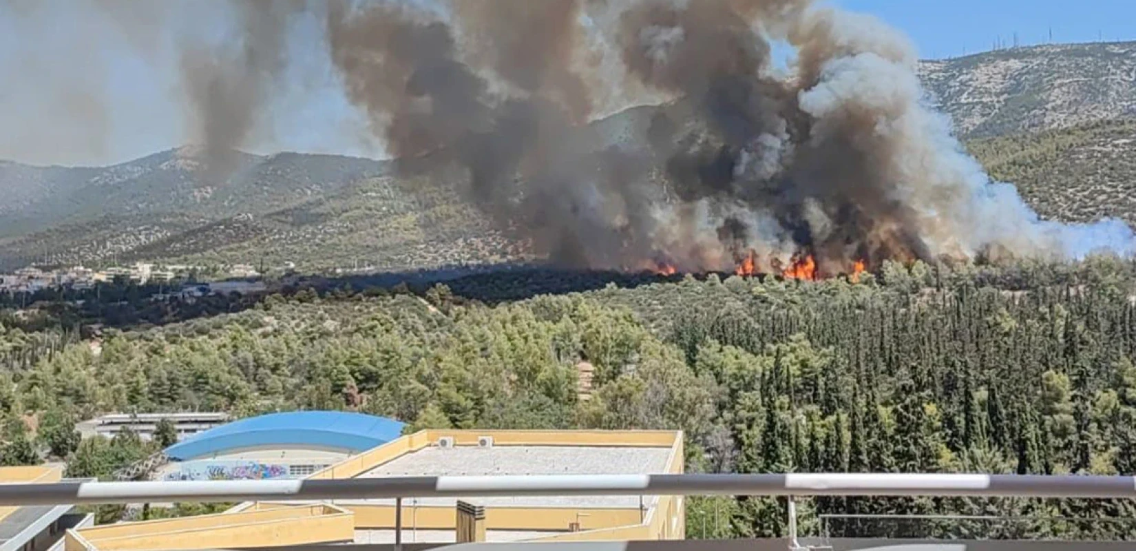 Πολυτεχνειούπολη: Υπό μερικό έλεγχο η πυρκαγιά - Συνεχίζει η πυροσβεστική για να σβήσουν όλες οι εστίες