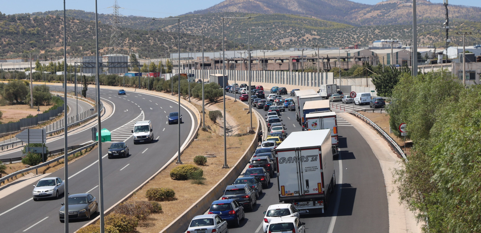 Αποκαταστάθηκε μερικώς η κυκλοφορία στην εθνική οδό Αθηνών-Κορίνθου