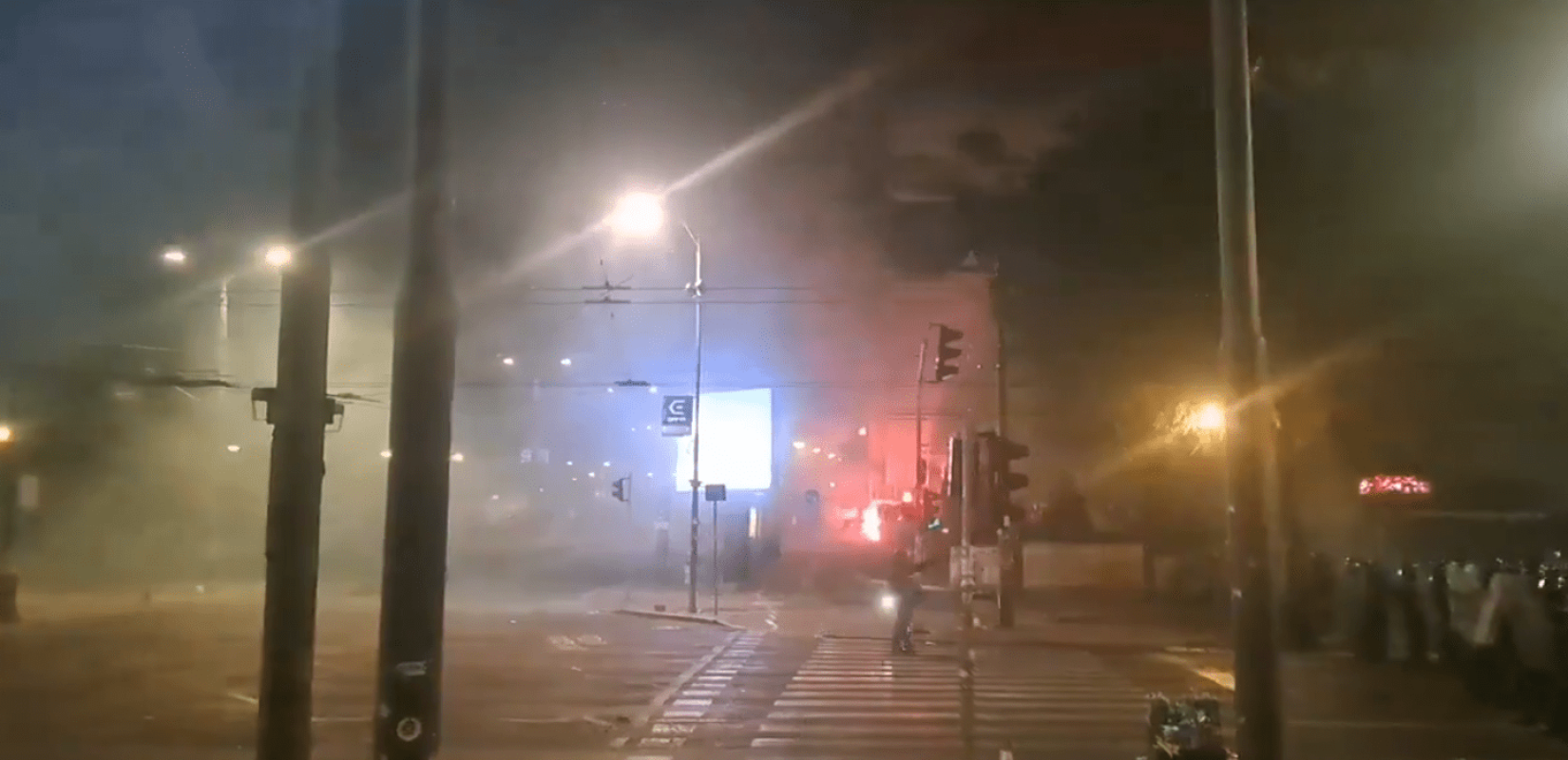 Σερβία: Επεισόδια ξέσπασαν το βράδυ σε αντικυβερνητική διαδήλωση στο Βελιγράδι (βίντεο)