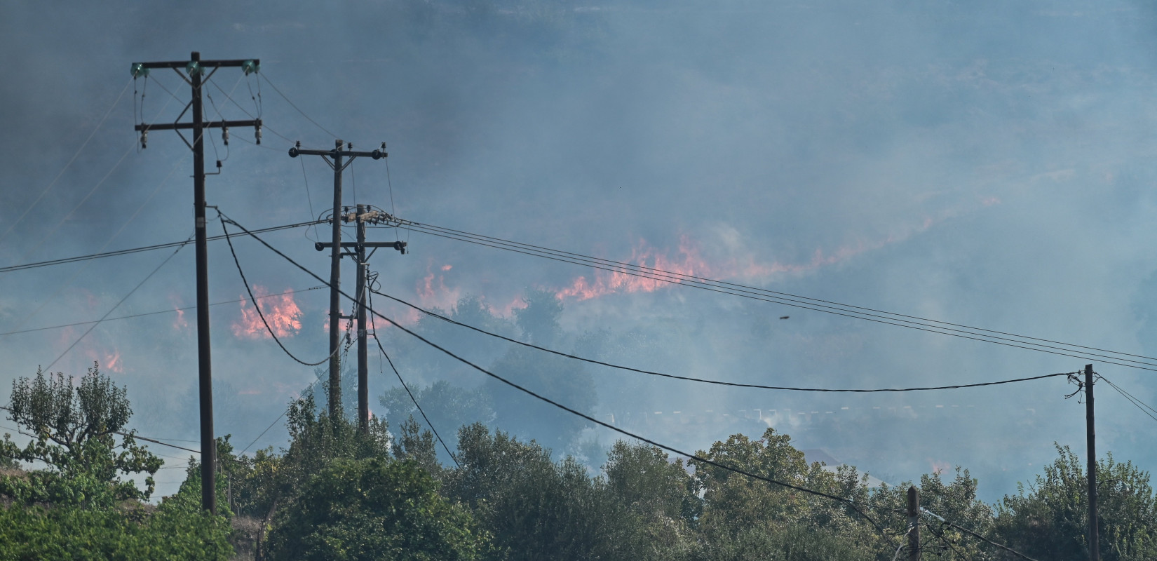Στη μάχη με τις πυρκαγιές ο ΔΕΔΔΗΕ: Πανελλαδική κινητοποίηση για την άμεση αποκατάσταση της ηλεκτροδότησης