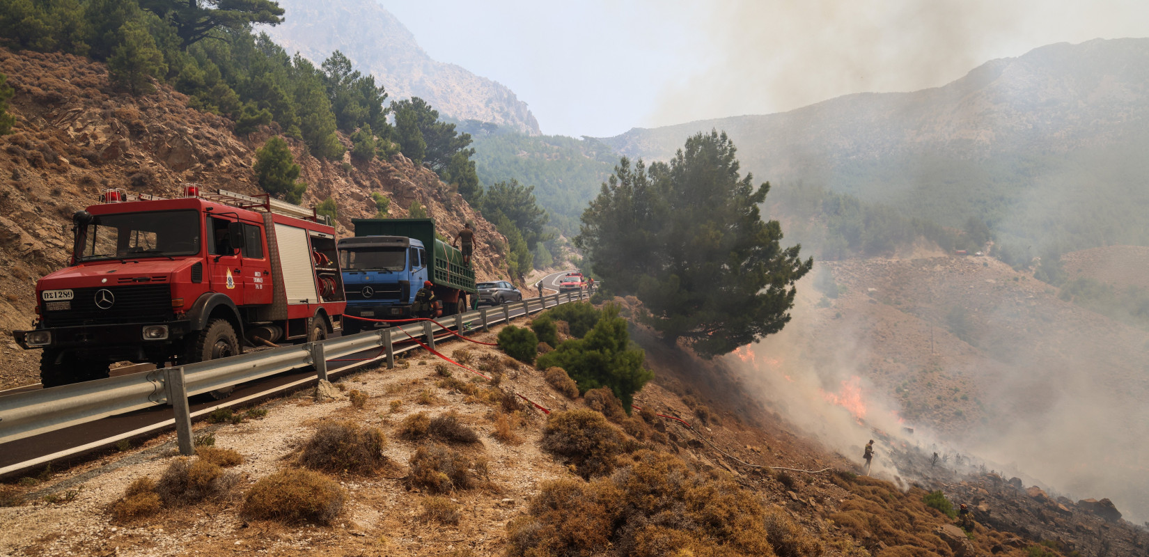 Βελτιωμένη η εικόνα στα πύρινα μέτωπα: Διάσπαρτες εστίες στην Αχαΐα – Σε δύσβατα σημεία η φωτιά στη Χίο (βίντεο)