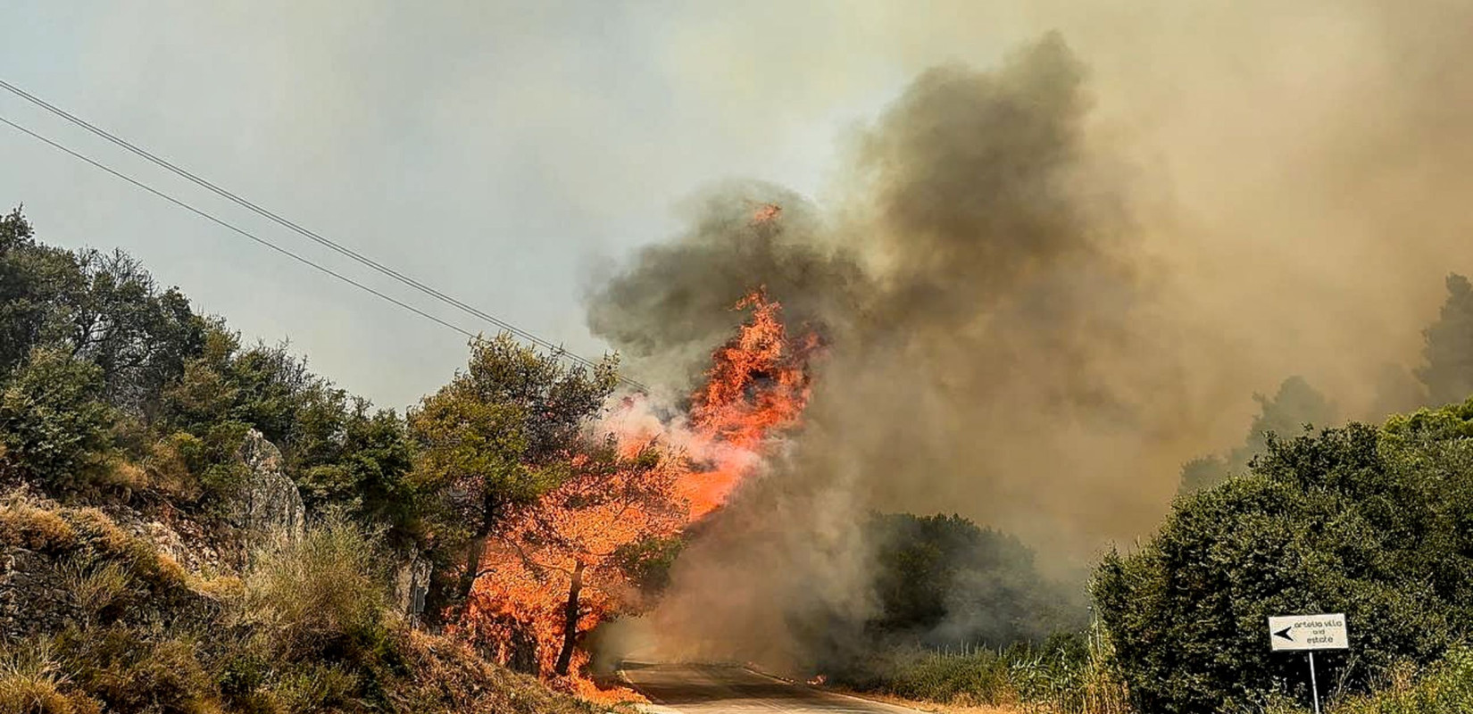 Μαίνονται οι πυρκαγιές σε πολλά μέτωπα: Μάχη με τις φλόγες σε Πάτρα και Χίο - Καλύτερη η εικόνα σε Πρέβεζα και Ζάκυνθο (βίντεο)