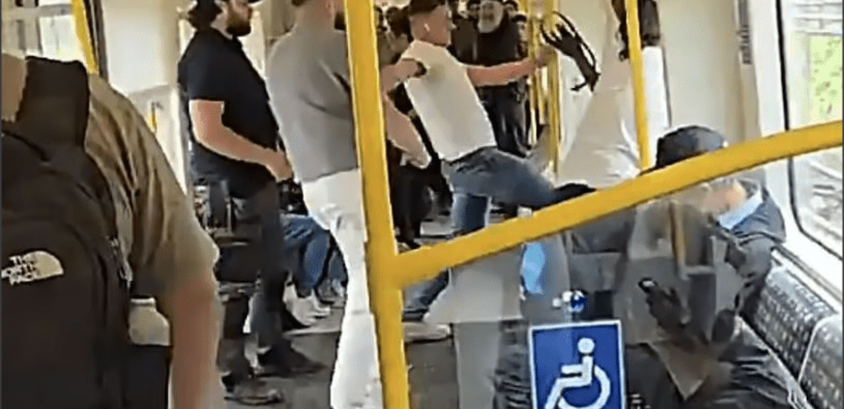 Λονδίνο: Άνδρας κατέβασε το παντελόνι του μέσα σε βαγόνι του μετρό - Επιβάτες του επιτέθηκαν (βίντεο)