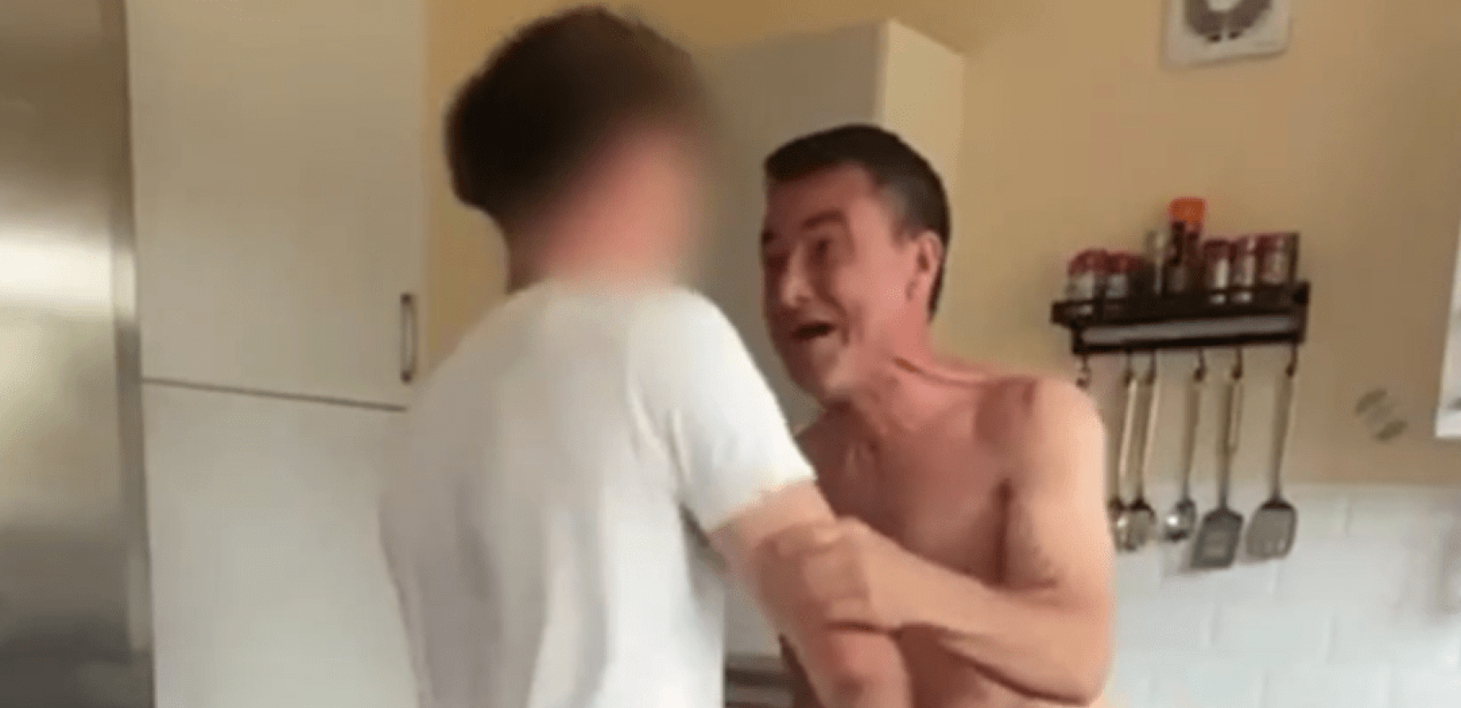 Βρετανία: Καρκινοπαθής πατέρας ανακοινώνει στον γιο του πως κέρδισε πάνω από 1 εκατ. ευρώ - Στην Ελλάδα το πρώτο τους ταξίδι