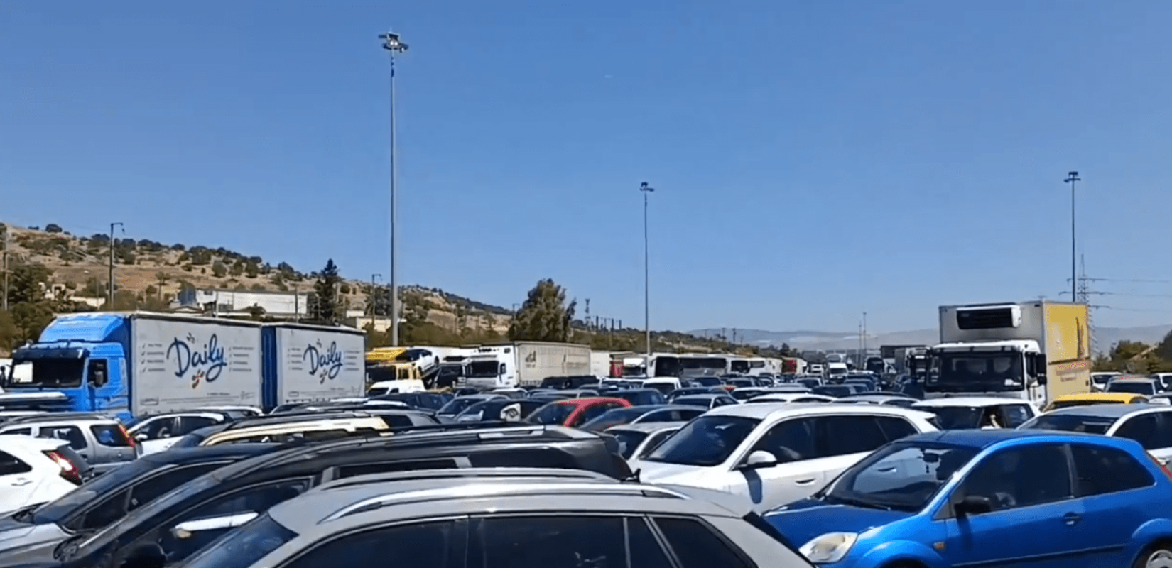 Διακόπηκε η κυκλοφορία  στην εθνική οδό Αθηνών-Κορίνθου λόγω εκτροπής φορτηγού