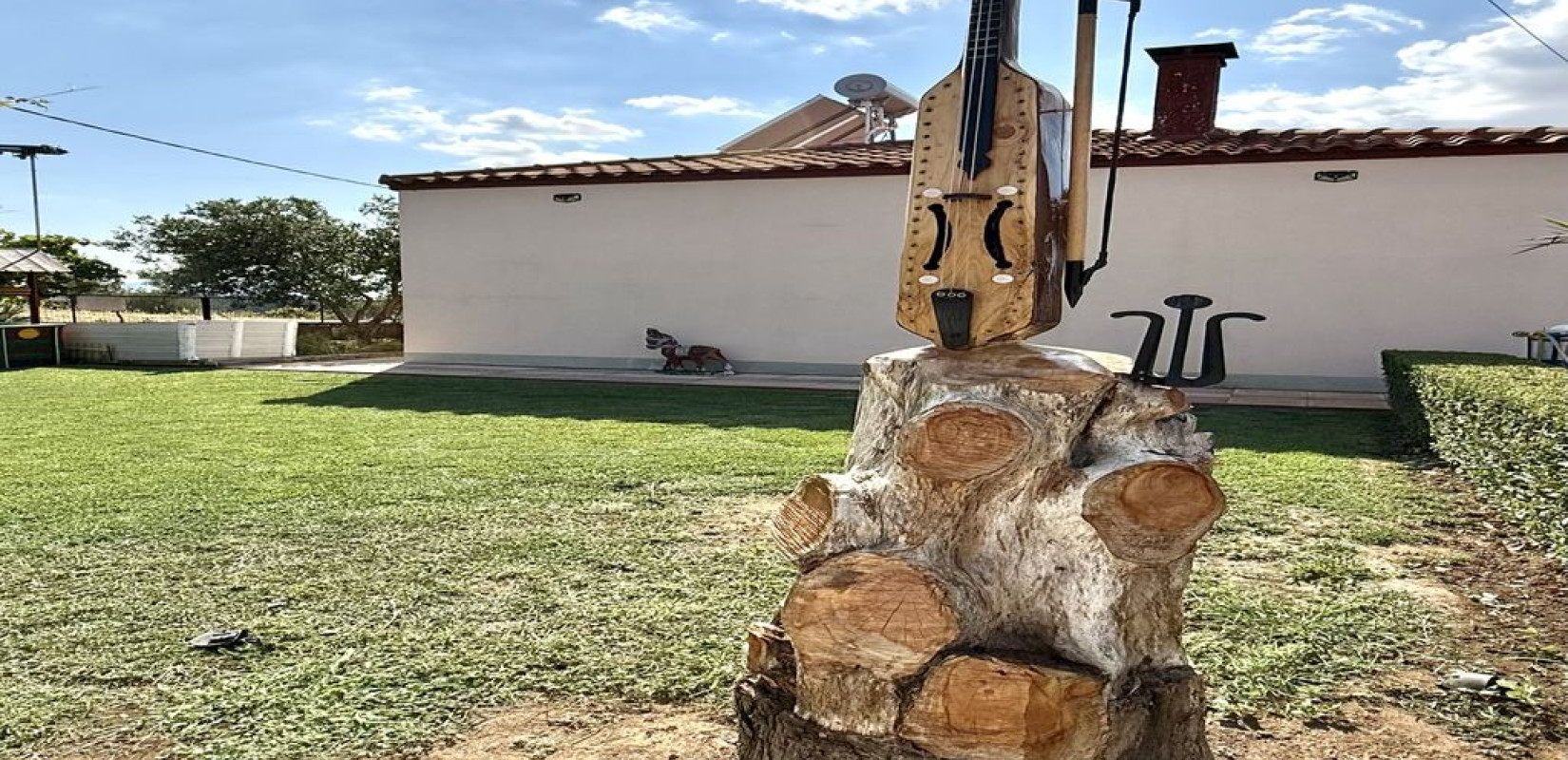 Ροδόπη: Πώς η ποντιακή λύρα δίνει δεύτερη ζωή σε ένα «πεθαμένο» δέντρο