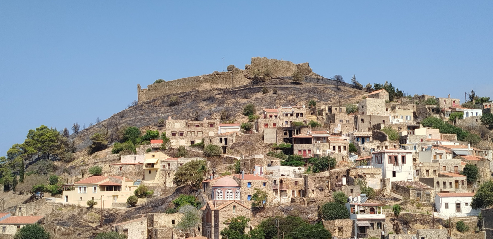 ΥΠΠΟ για τη φωτιά στη βόρεια Χίο: Μικρής έκτασης φθορές στο βυζαντινό ναό του Αγίου Γεωργίου και στο Κάστρο της Βολισσού