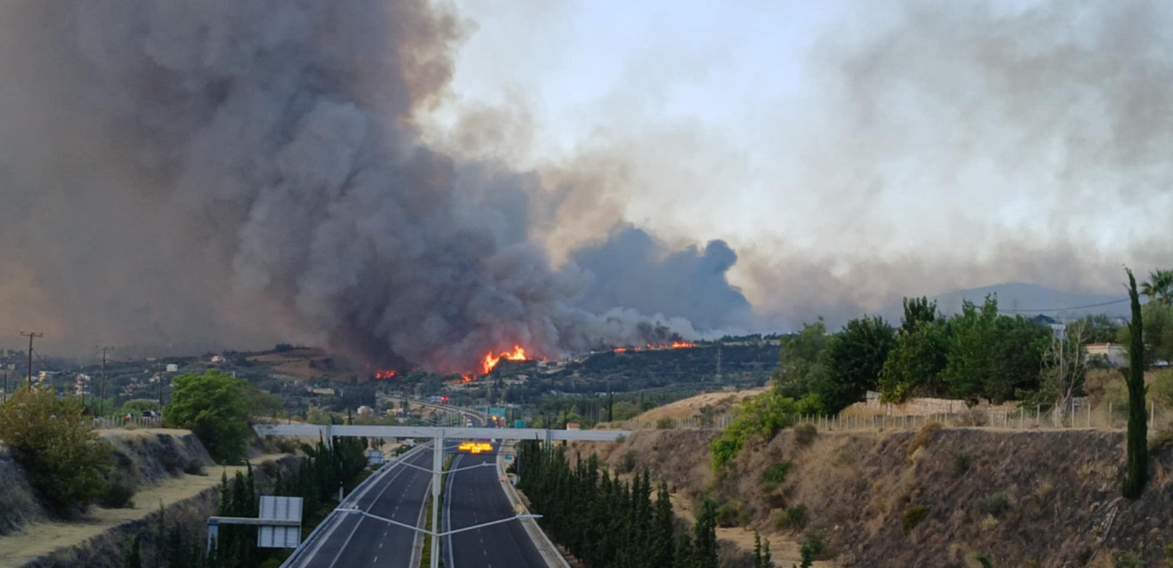 Φωτιά στην Πάτρα: Αναζωπύρωση στην περιοχή του Μπάλα - Μήνυμα από το 112 για εκκένωση