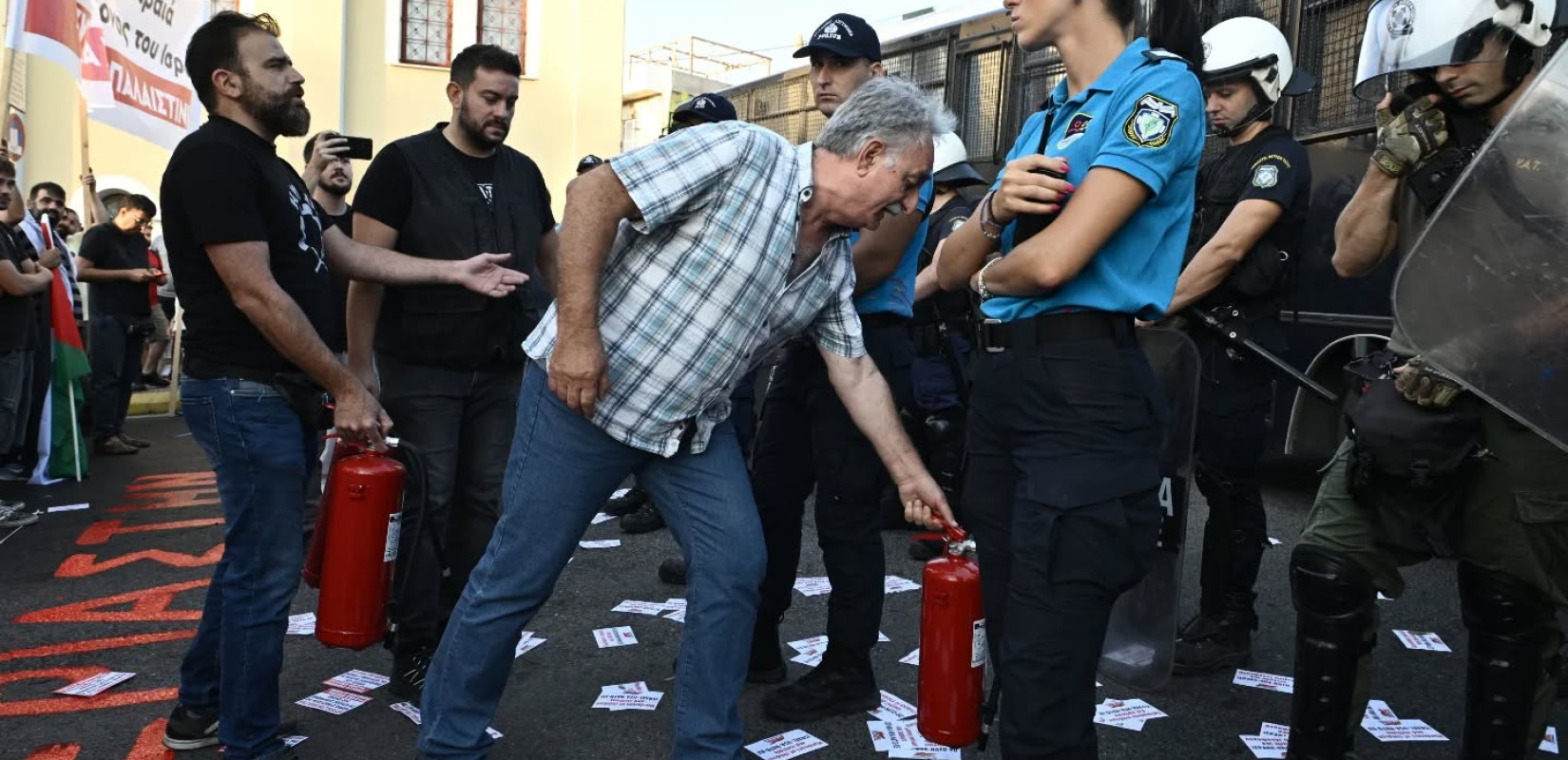 Το ΠΑΜΕ μοίρασε πυροσβεστήρες σε αστυνομικούς - «Ο κρατικός μηχανισμός πρέπει να βρίσκεται στις φωτιές όχι στις διαδηλώσεις»