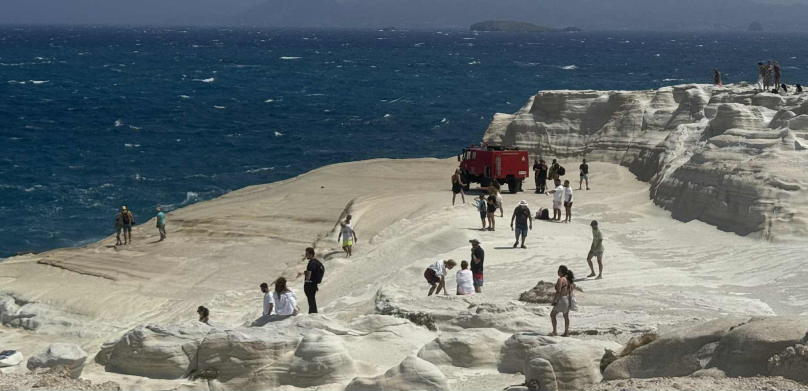 Μήλος: Δύο νεκροί από πνιγμό στο Σαρακήνικο - Παρασύρθηκαν από τους ισχυρούς ανέμους Μήλος: Δύο νεκροί από πνιγμό στο Σαρακήνικο - Παρασύρθηκαν από τους ισχυρούς ανέμους