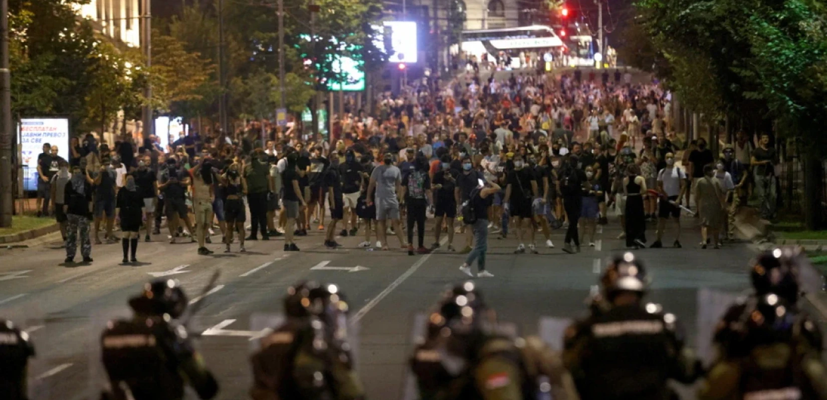 Σερβία - Αντικυβερνητικές διαδηλώσεις: Έκαψαν γραφεία του κόμματος Βούτσιτς