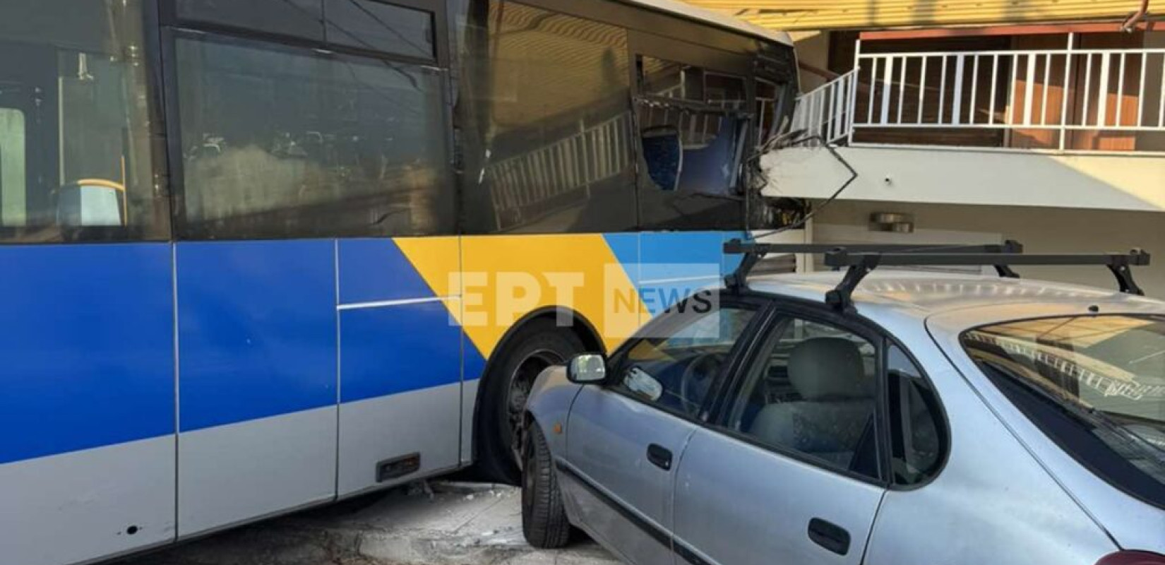 Λεωφορείο προσέκρουσε σε κατοικία και διαπέρασε μπαλκόνι