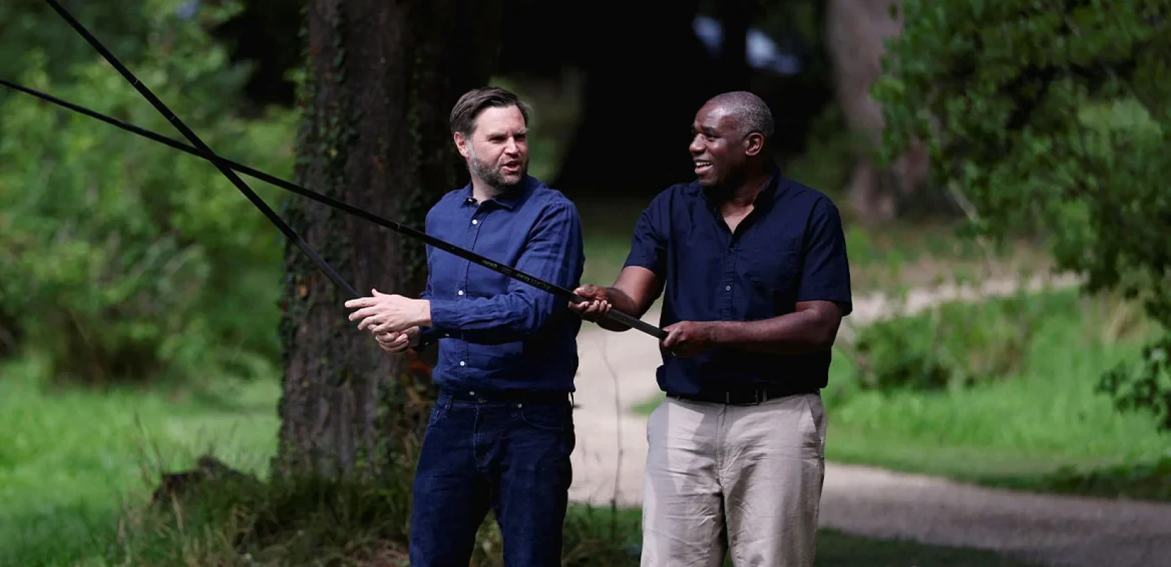 Ο Βρετανός ΥΠΕΞ κατήγγειλε τον εαυτό του στις Αρχές γιατί πήγε με τον Βανς για ψάρεμα χωρίς να έχουν άδεια