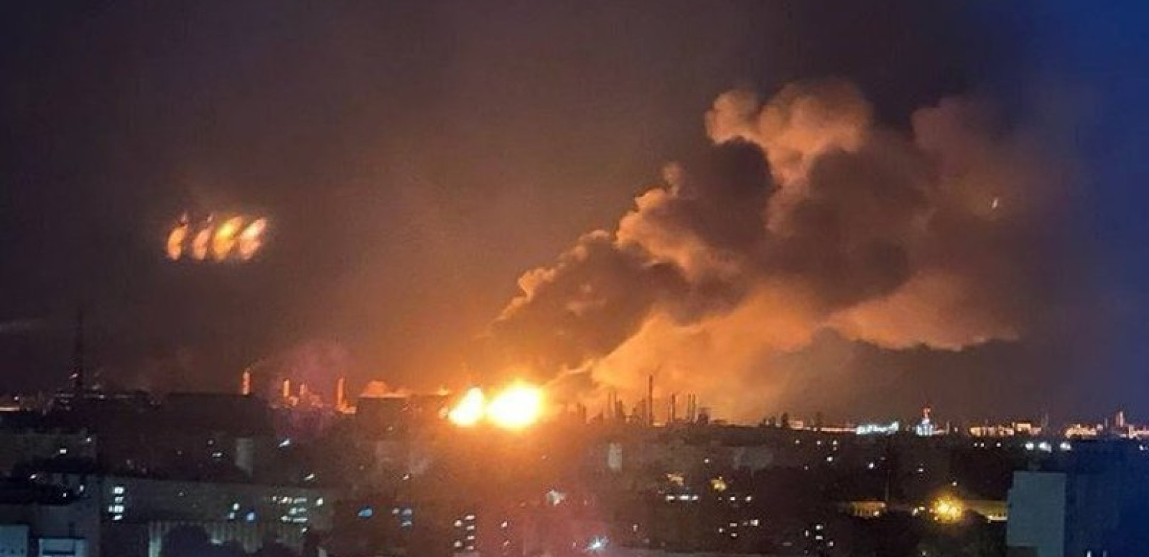 Πυρκαγιές σε διυλιστήριο και νοσοκομείο στη Ρωσία από συντρίμμια ουκρανικών drones
