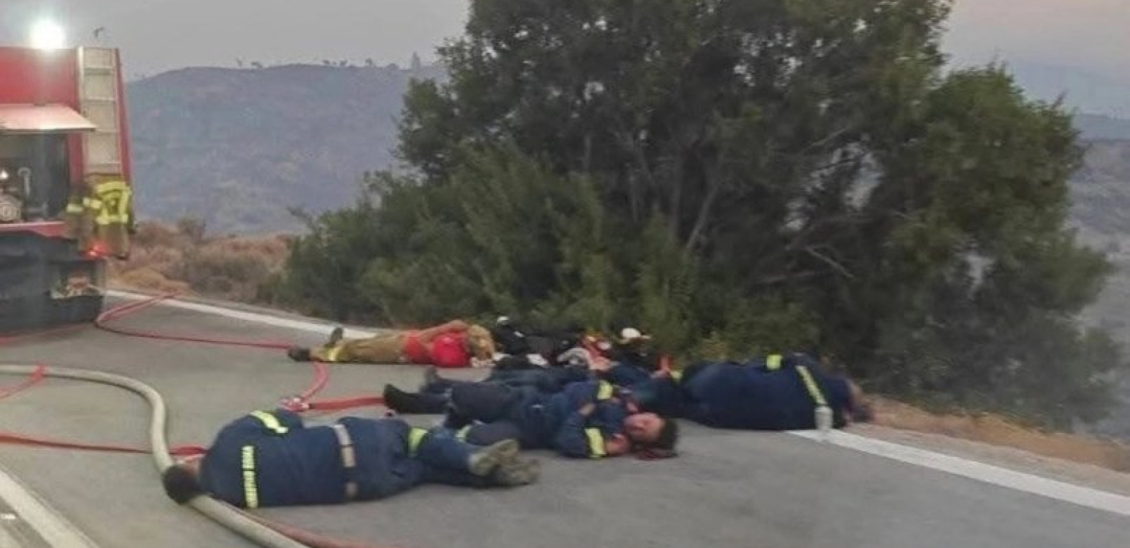 Φωτιά στη Χίο: Ξάπλωσαν στην άσφαλτο από εξάντληση – Συγκλονίζει η εικόνα των εξουθενωμένων πυροσβεστών