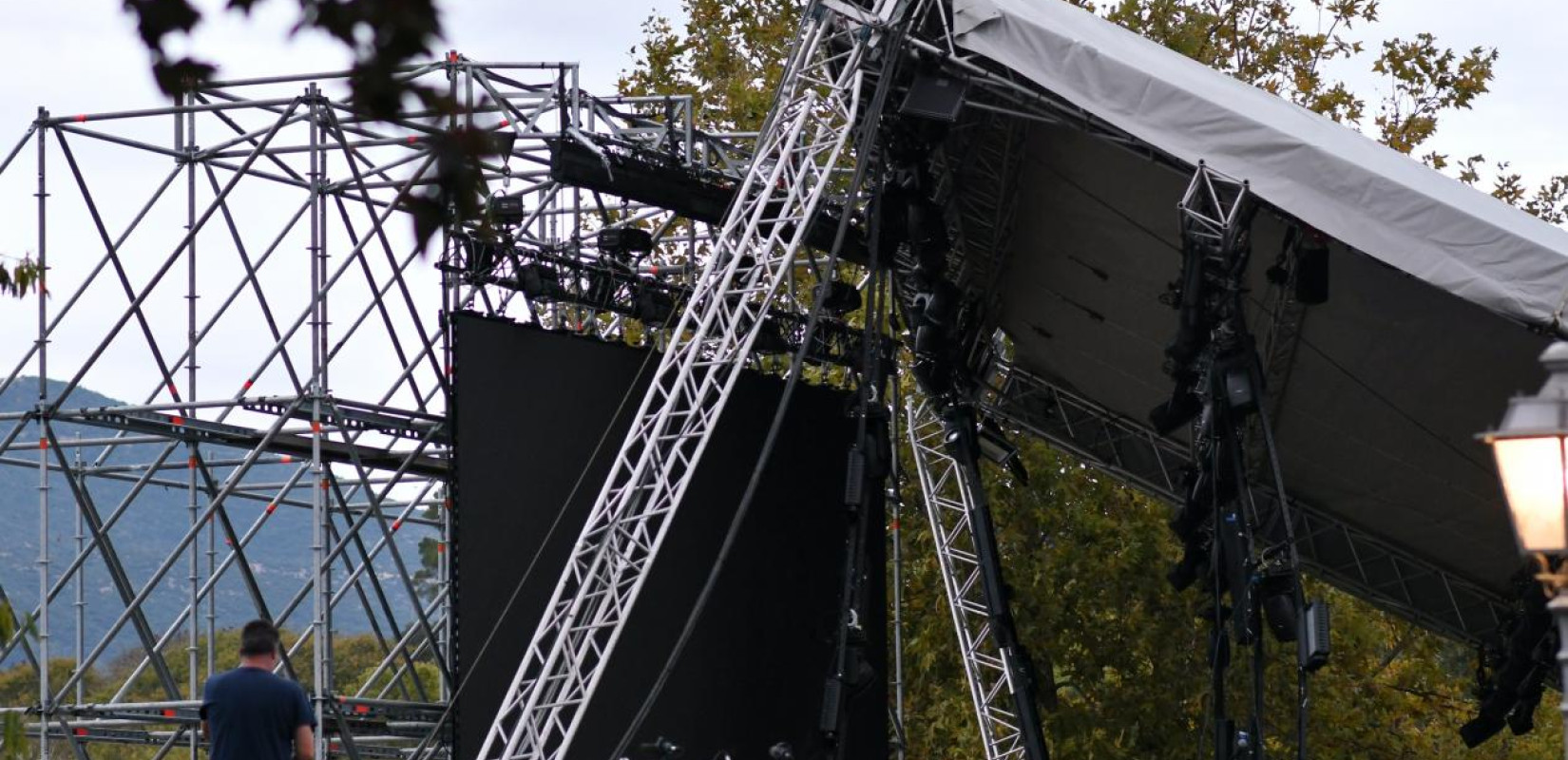 Ιωάννινα: Σοκ από τη στιγμή που καταρρέει η σκηνή συναυλίας - Θα τραγουδούσαν Βίσση, Ρέμος, Μάστορας (βίντεο)