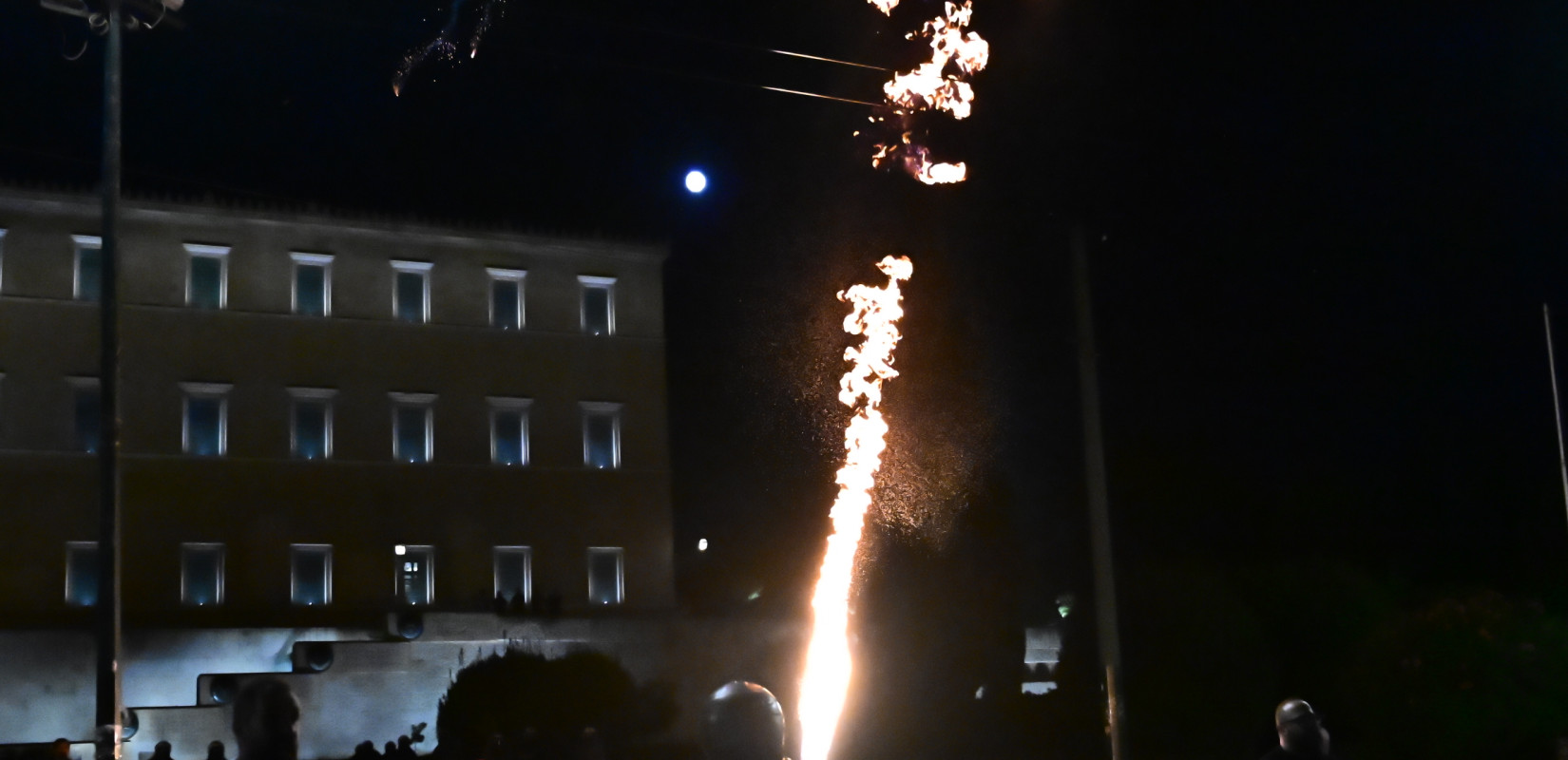 Σύνταγμα: Επεισόδια και μολότοφ μετά την συγκέντρωση για τα Τέμπη - Διαδηλωτές επιτέθηκαν σε κουκουλοφόρους (βίντεο)