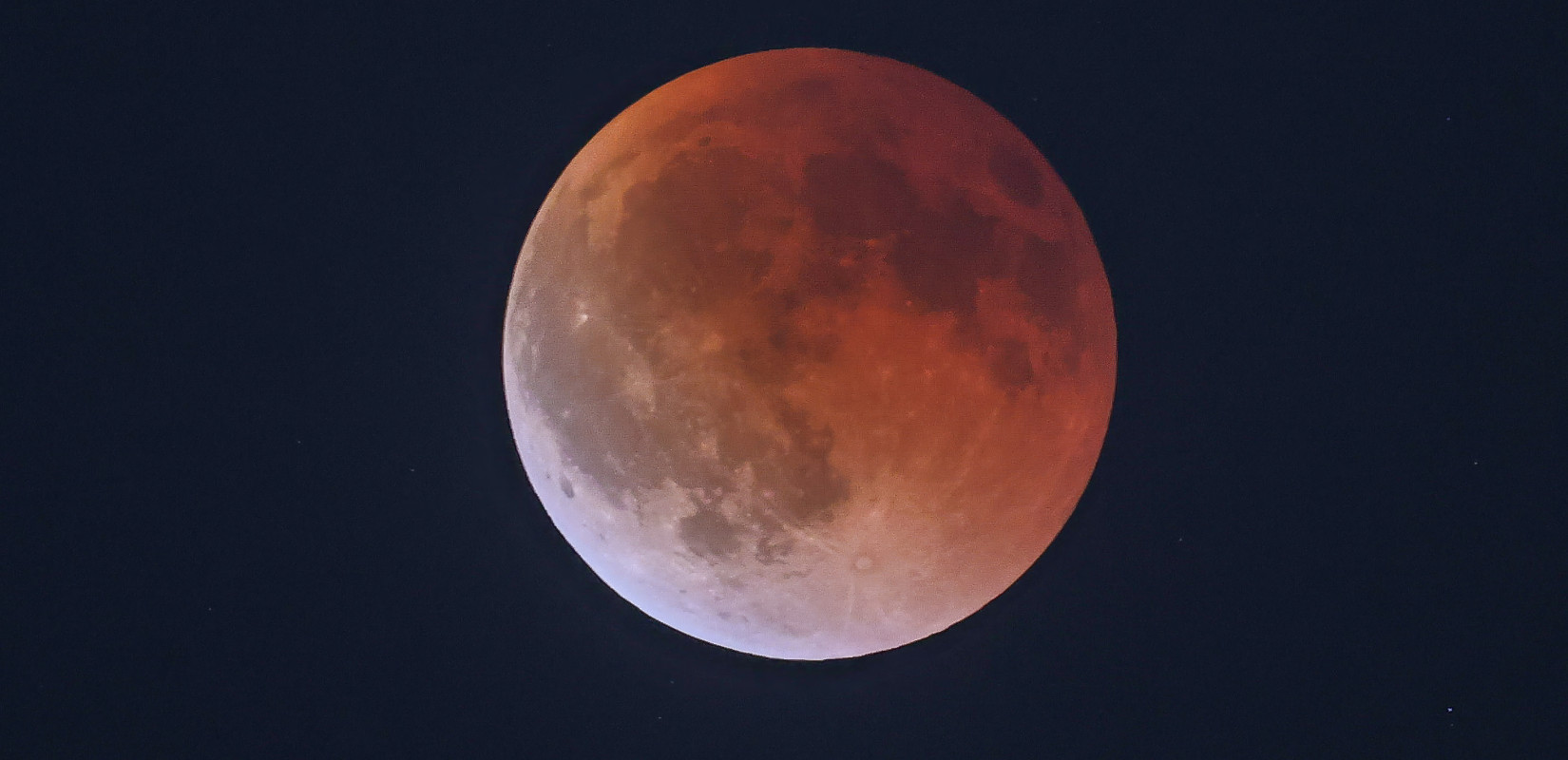 Εντυπωσίασε το «ματωμένο φεγγάρι» του Σεπτεμβρίου - Μαγευτικές εικόνες της σεληνιακής έκλειψης από την Θεσσαλονίκη